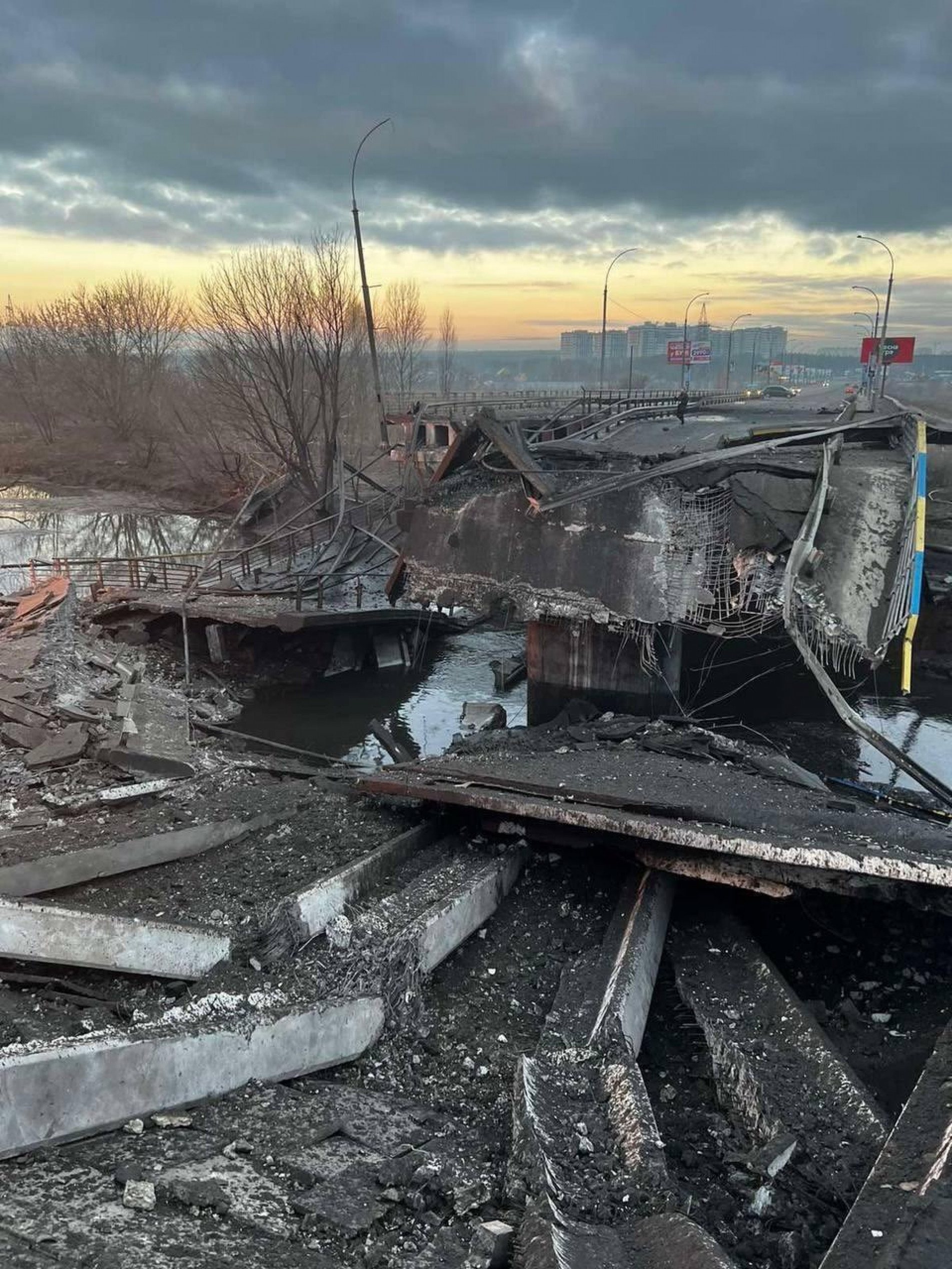 Em Kiev, as Forças Armadas Ucranianas decidiram explodir a ponte para evitar o cerco