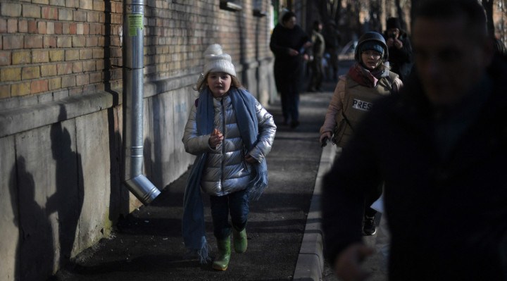 Das 17h deste sábado (26) às 8h de segunda-feira (28), os moradores de Kiev não poderão circular pelas ruas da cidade 