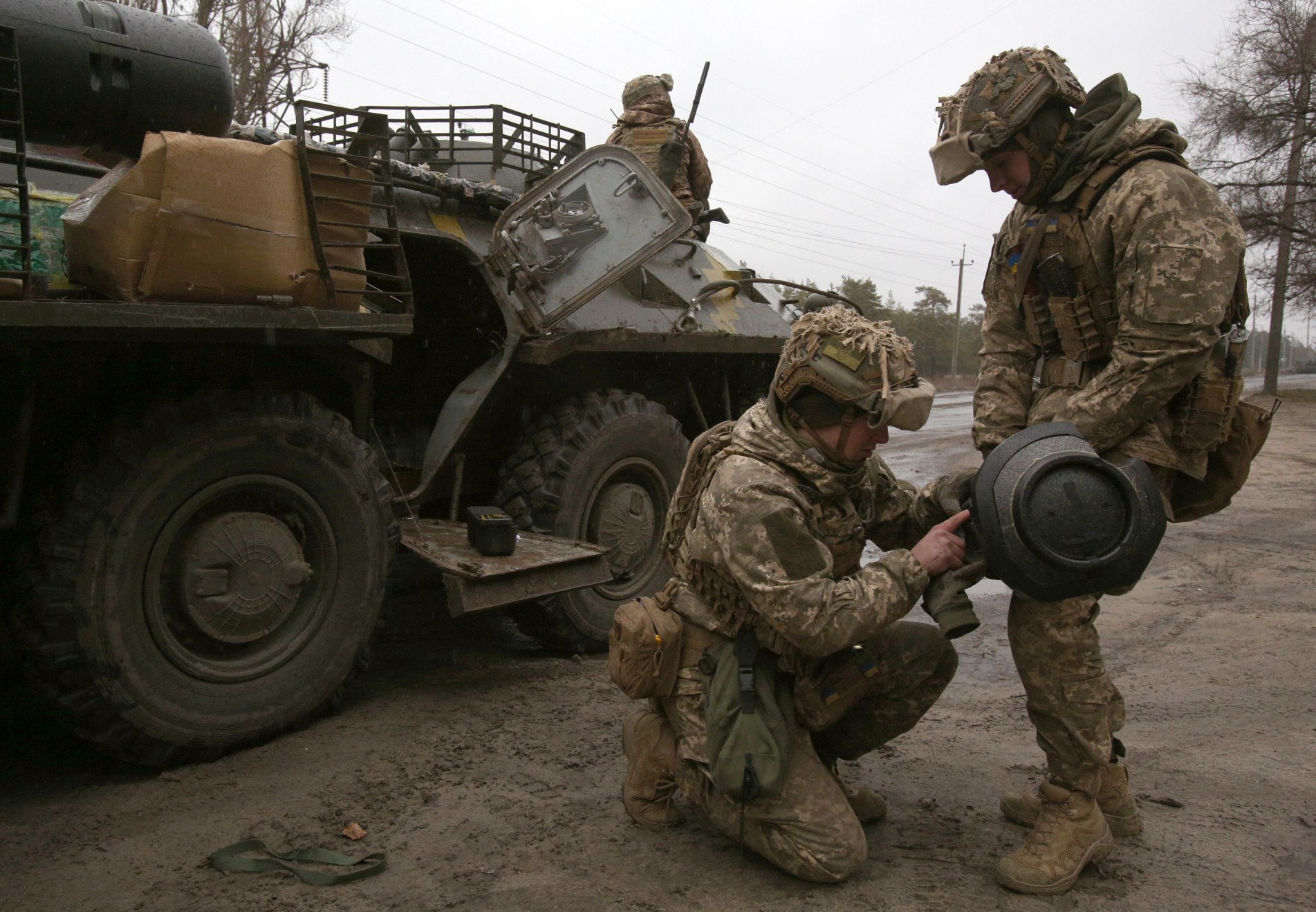 Militares ucranianos preparam míssil sueco-britânico.