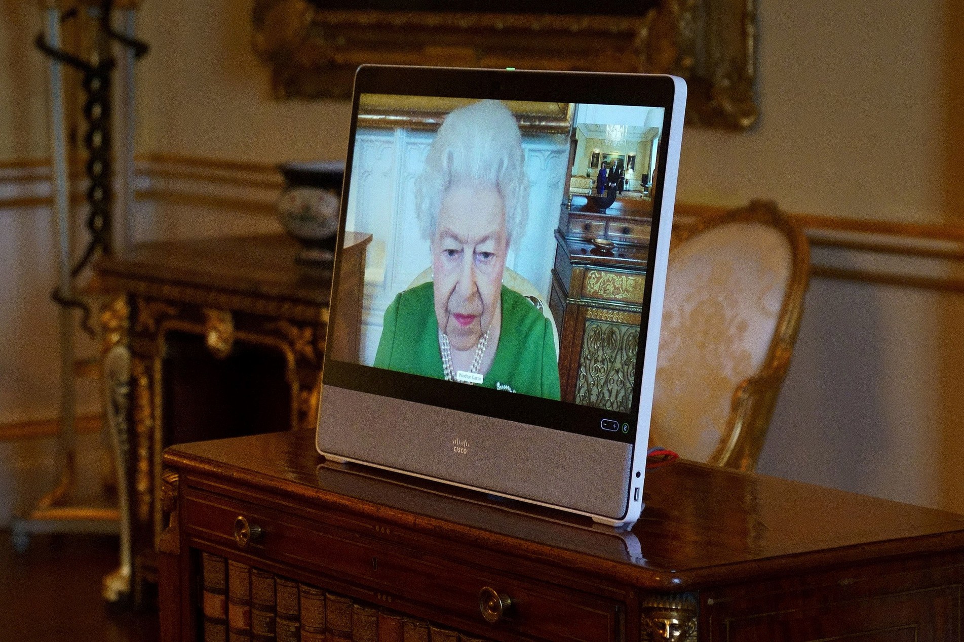 A rainha Elizabeth II participou de duas audiências virtuais, com os embaixadores de embaixadores de Andorra e Chade
      