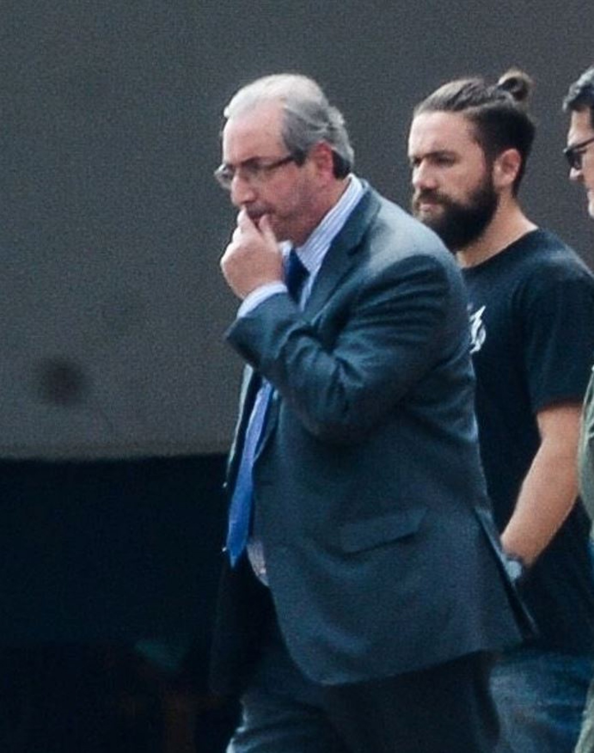 Lucas conduzindo o ex-deputado Eduardo Cunha.