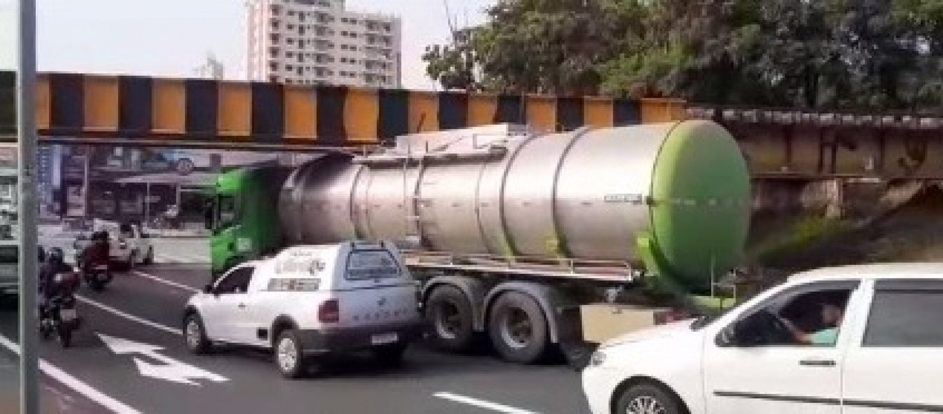Caminhão fica preso embaixo de pontilhão em Sorocaba
