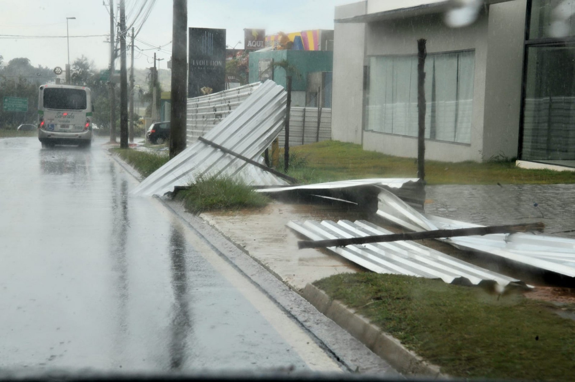 Os fortes ventos derrubaram placas de metal usadas para cercar um estande de uma construtora na avenida Eng. Carlos Reinaldo Mendes