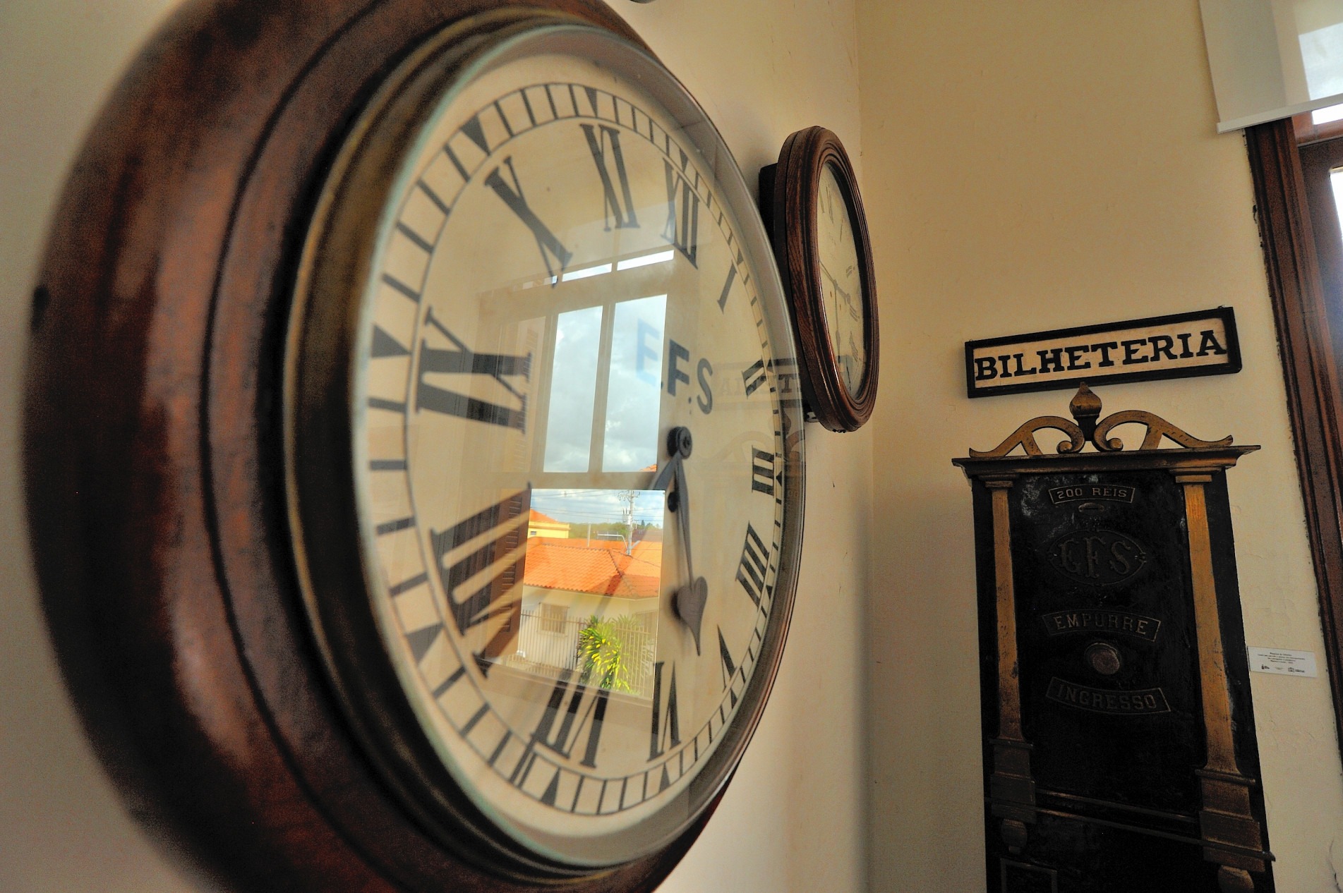 Relógios e até uma bilheteria recriam ambiente das velhas estações.