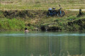 Enquanto Corpo de Bombeiros realizava buscas na área, homem pula para nadar no lago          - Fábio Rogério