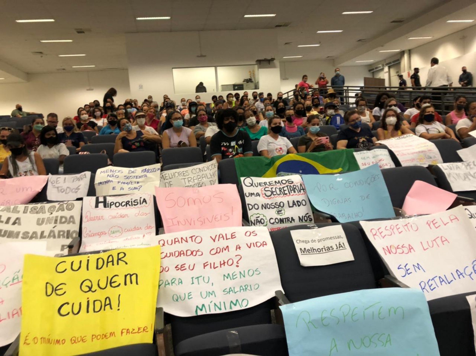 Servidores tiveram reuni&atilde;o com o prefeito na manh&atilde; de segunda-feira (7)