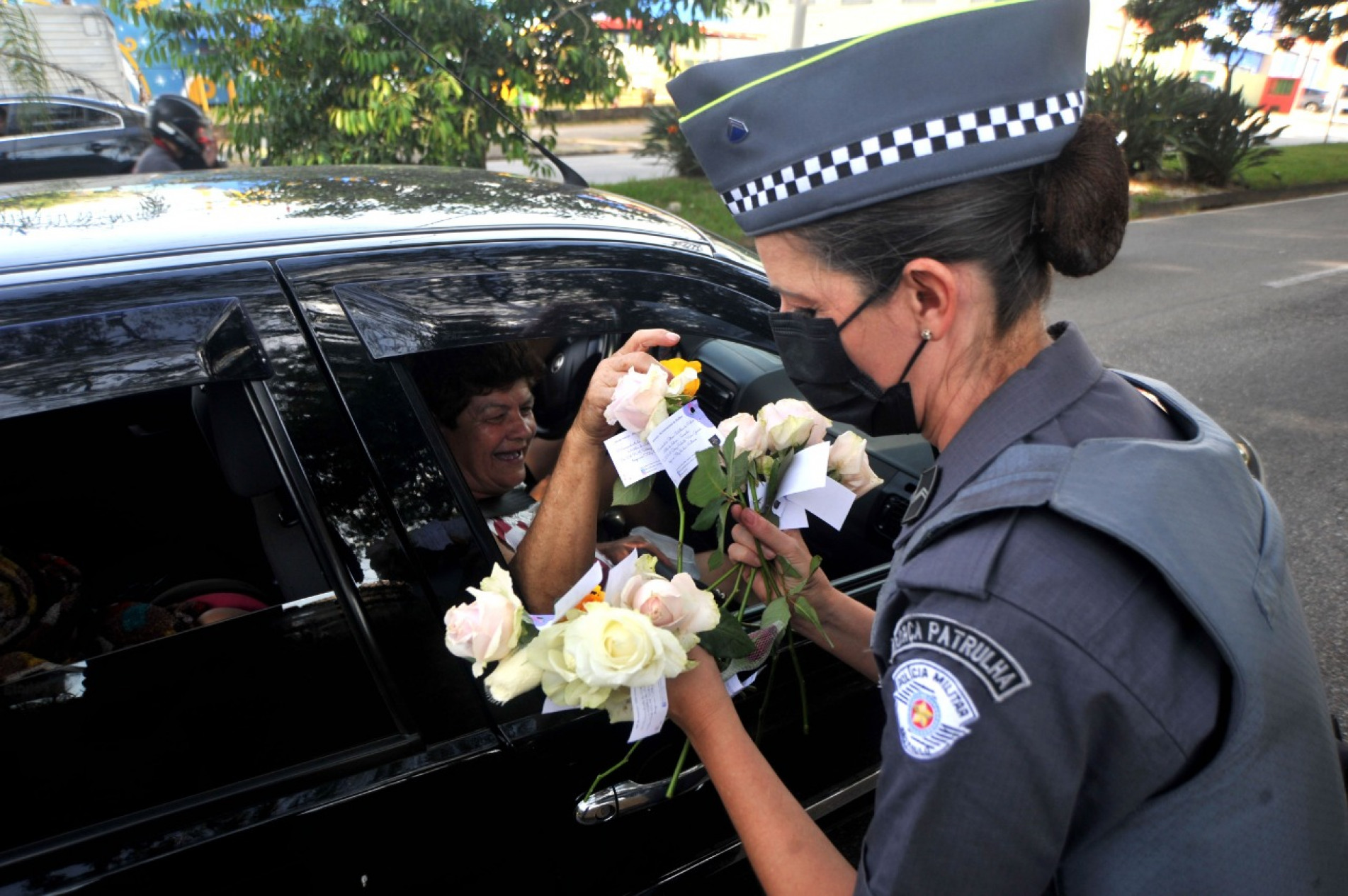 PM distribui rosas para motoristas em comemora&ccedil;&atilde;o ao Dia da Mulher