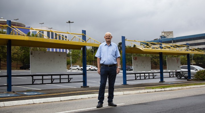 O pesquisador Sérgio Tadeu Albardeiro, em frente a um ponto de ônibus da Cidade Universitária 