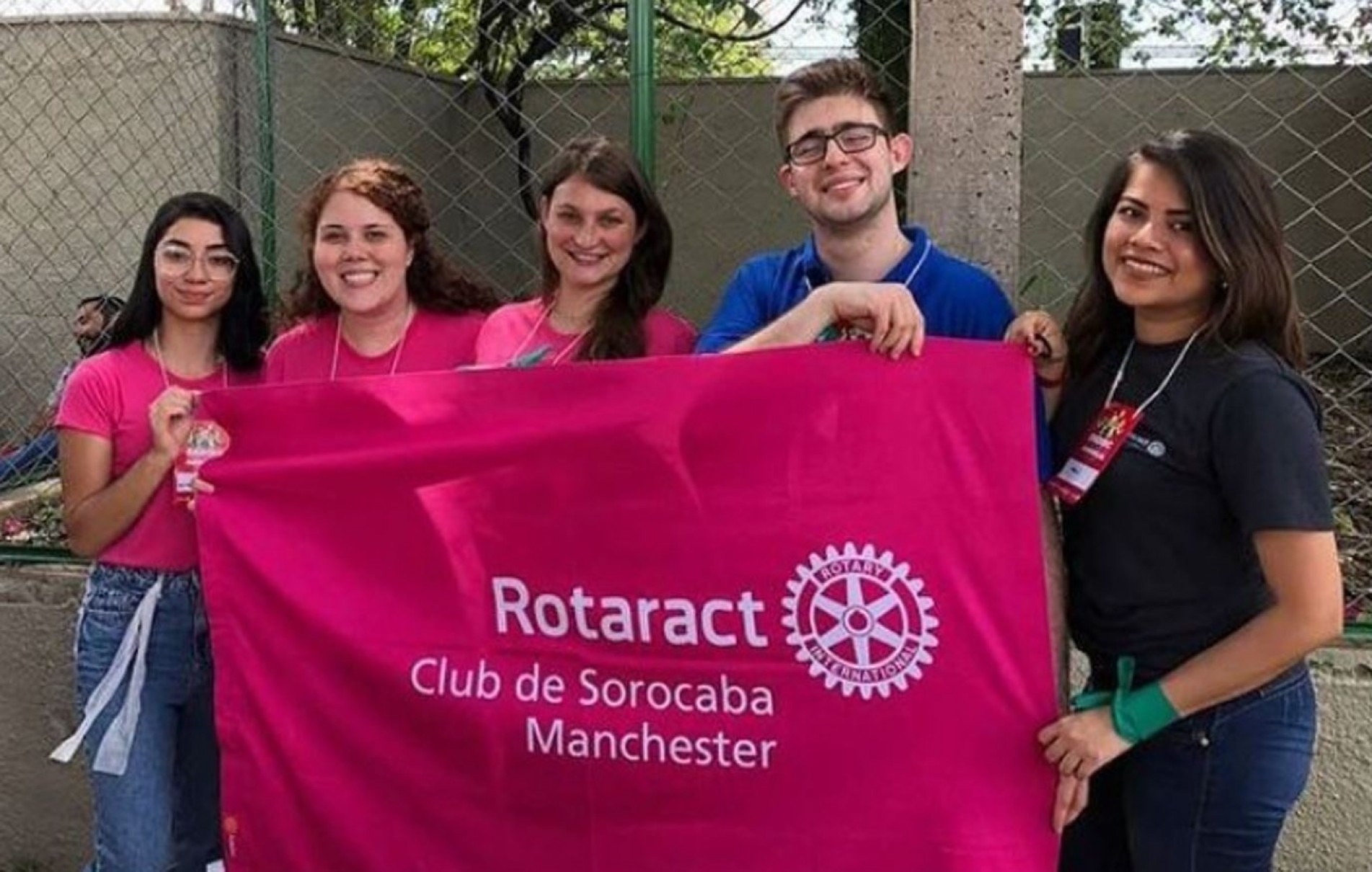 Jovens realizam ações sociais e de preservação do meio ambiente.