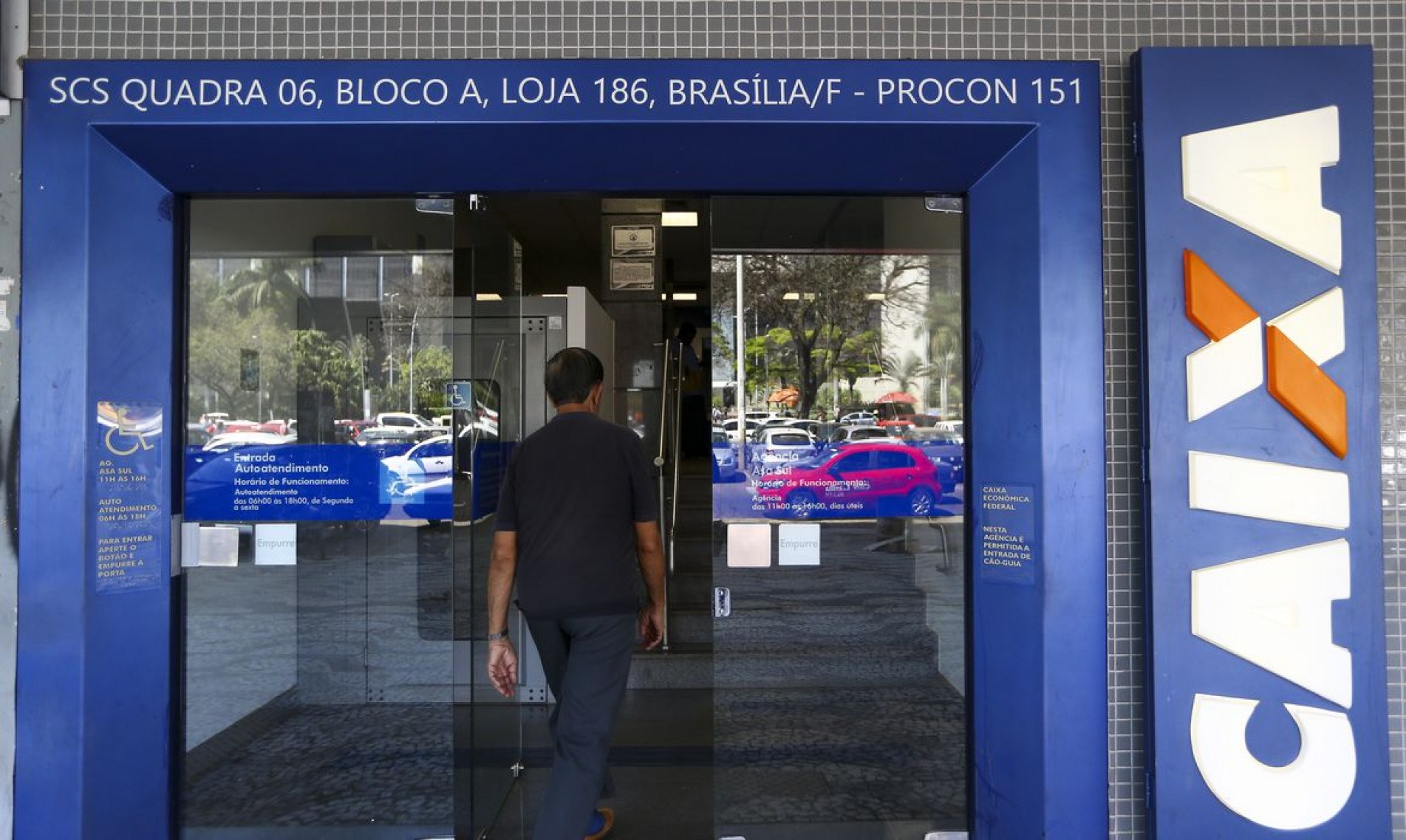   Caixa Econ..mica Federal inicia hoje (13) a libera....o do saque de at.. R$ 500 em contas do Fundo de Garantia do Tempo de Servi..o (FGTS). 
    