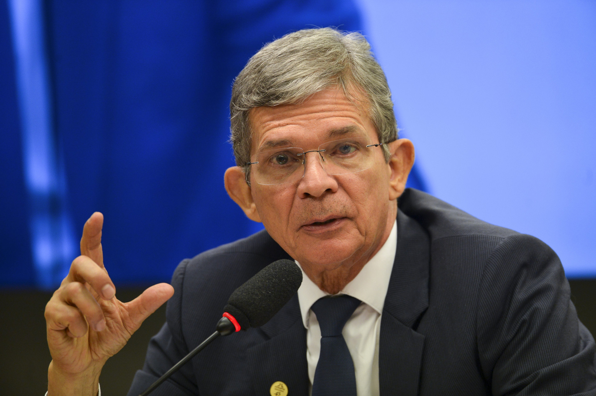 Joaquim Silva e Luna recebe queixas sobre preço de combustíveis.