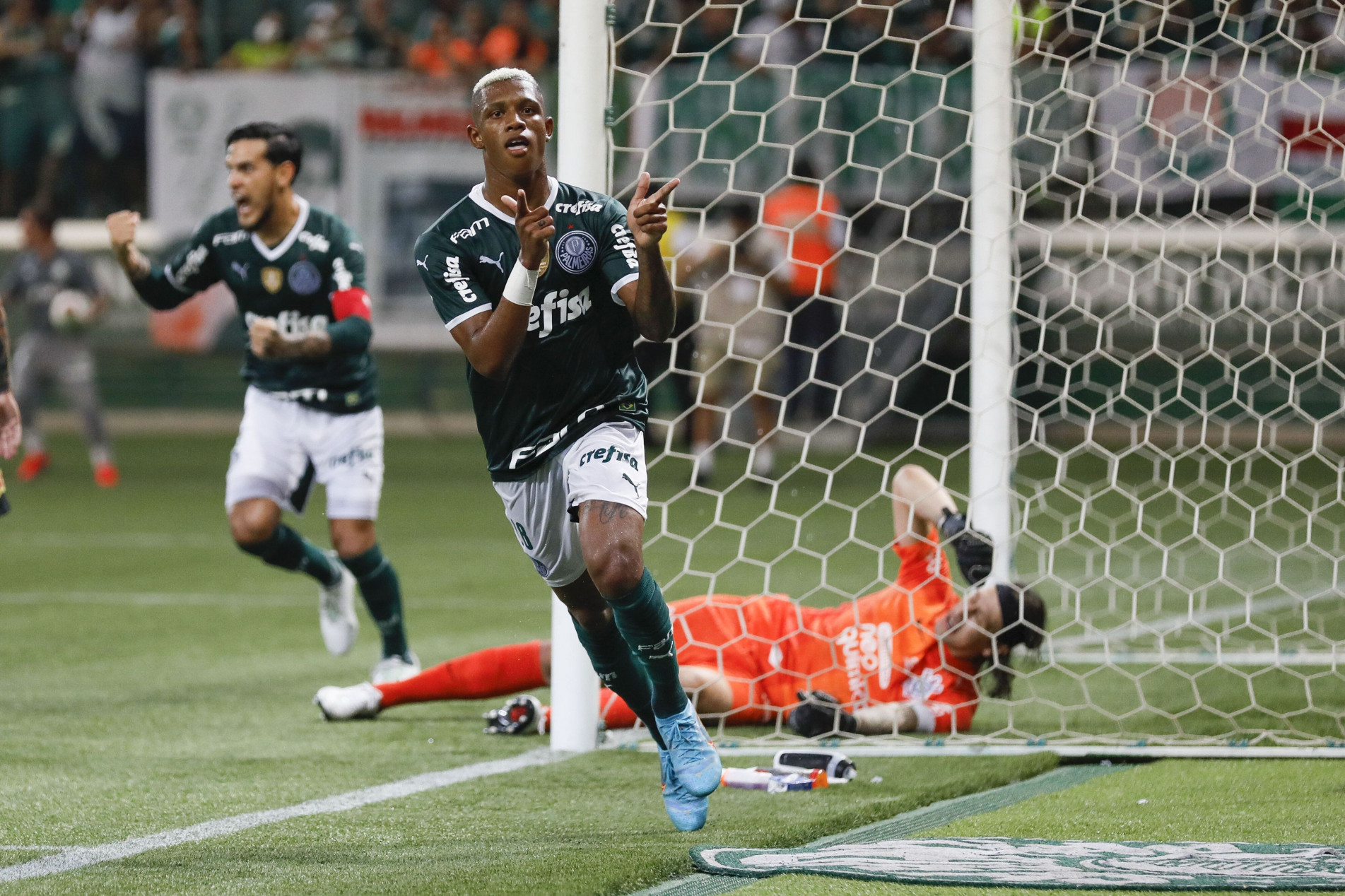Danilo foi o nome do jogo: ele sofreu um pênalti e marcou o gol da vitória com oportunismo.