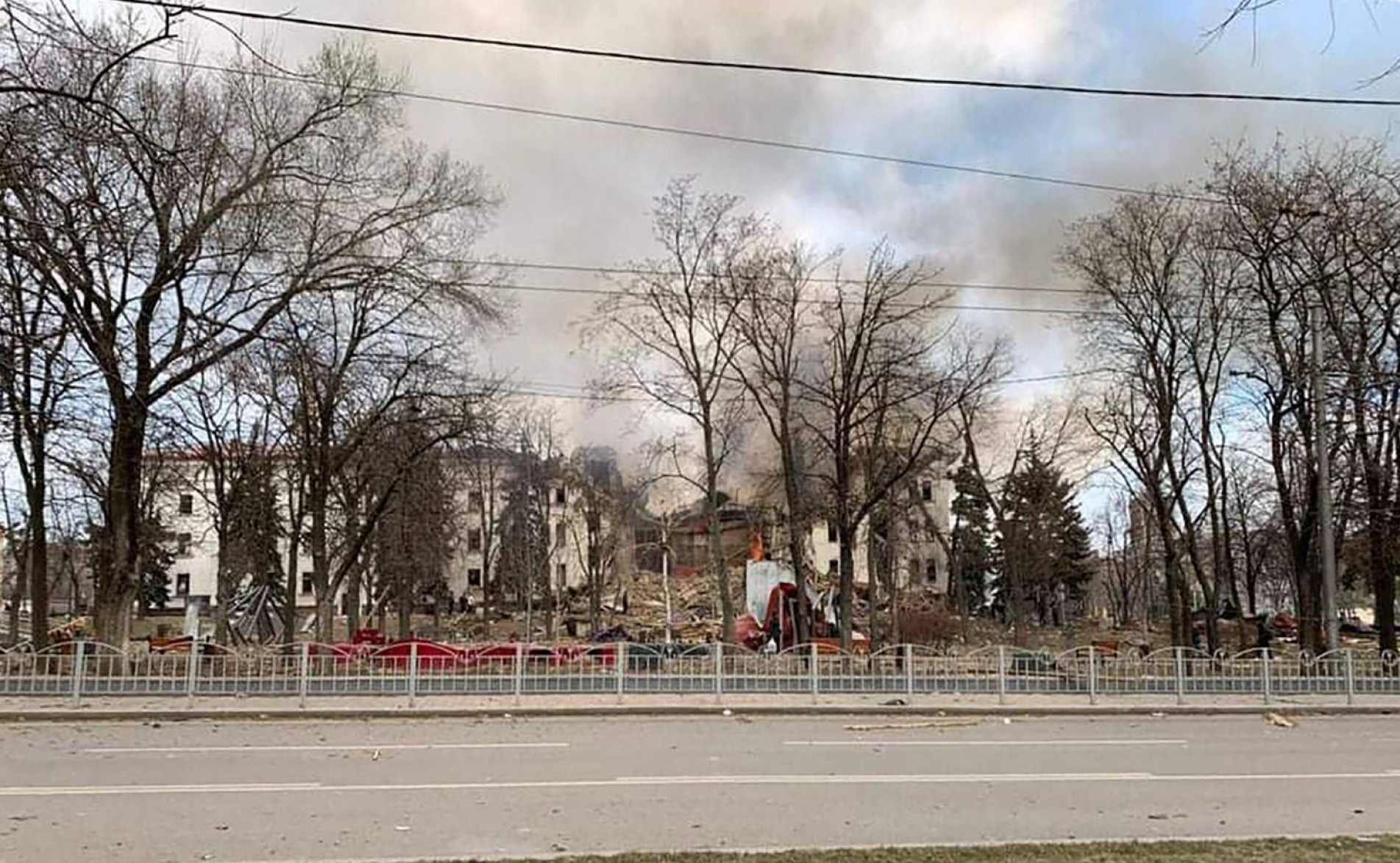 O Teatro Drama, em Mariupol, foi destruído por um bombardeio.