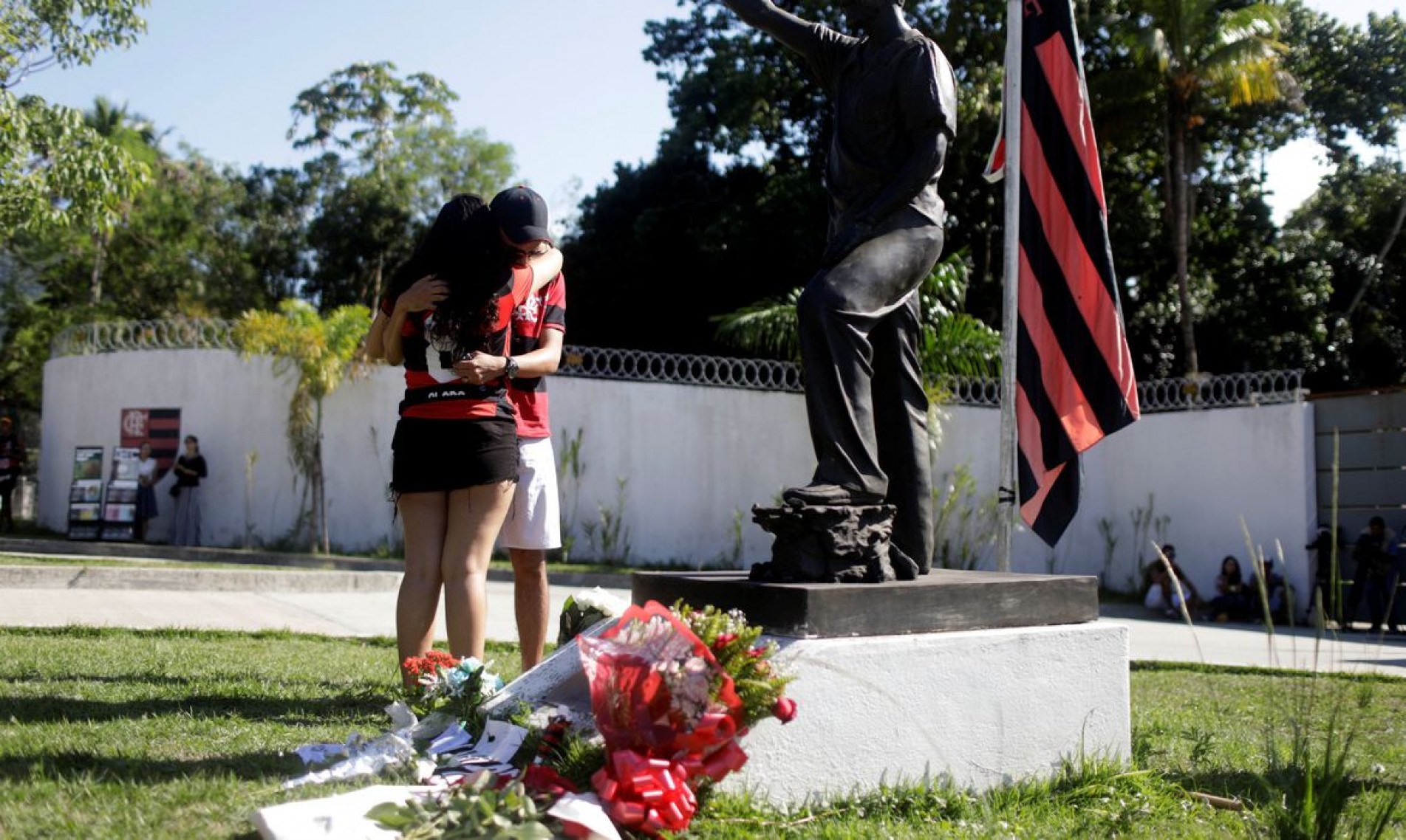  Centro de treinamento presidente George Helal, conhecido com Ninho do Urubu, .. utilizado pela equipe de futebol do Flamengo. Foto torcedores do Flamengo em frente ao centro de treinamento do clube, ap..s um inc..ndio.
    