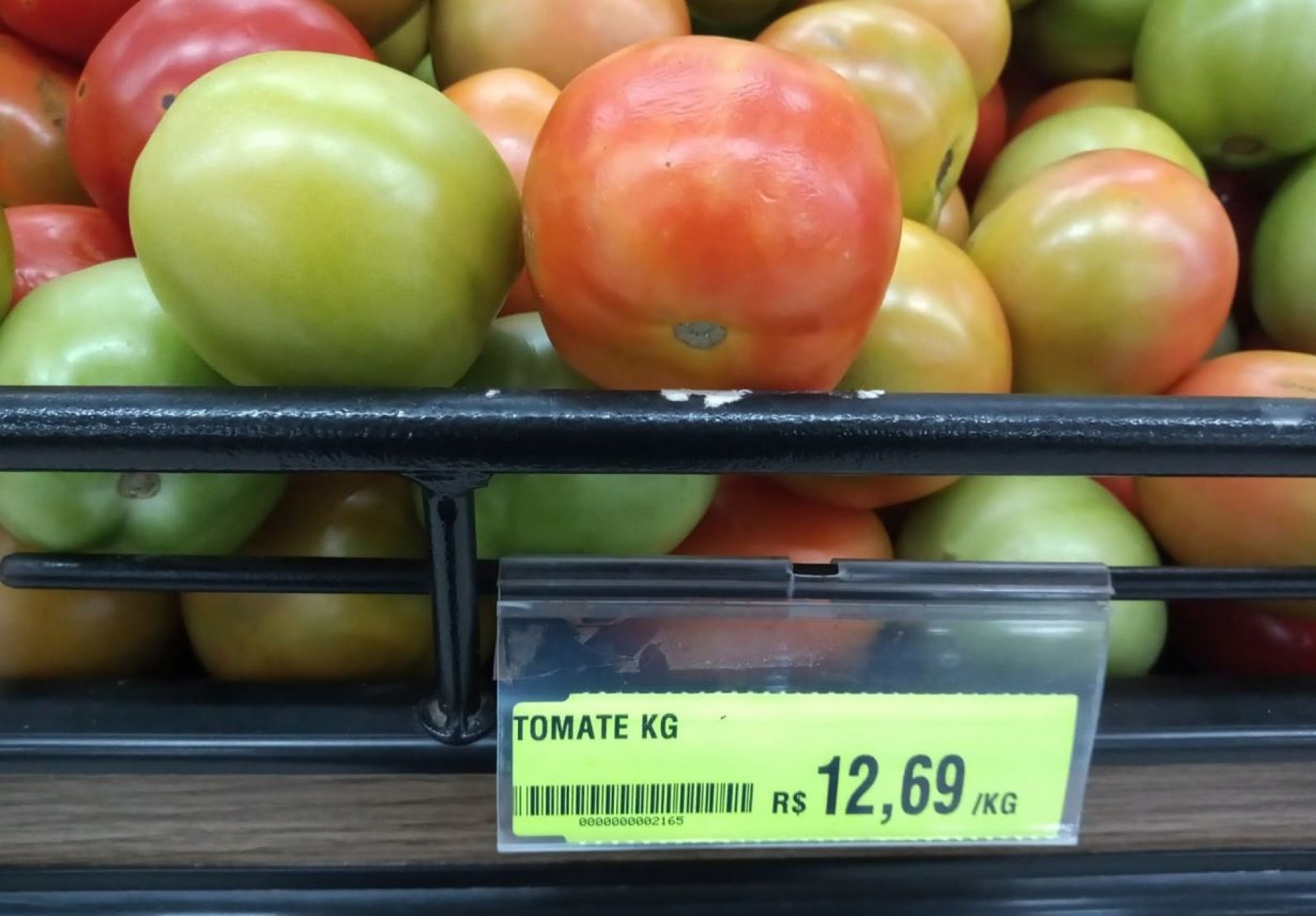 Ontem (18), em um supermercado da cidade, a etiqueta avisava que o quilo de tomate estava custando R$ 12,69.