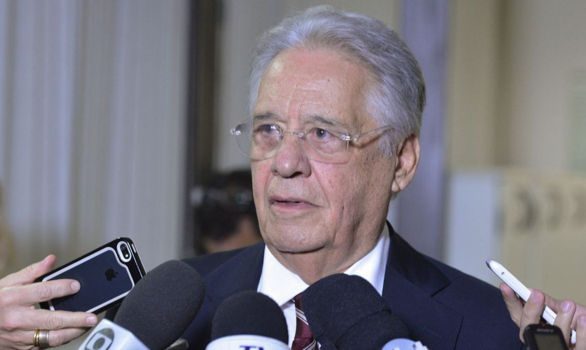  Bras..lia - O ex-presidente da  Fernando Henrique Cardoso fala .. imprensa em reuni..o na sede da Executiva Nacional do PSDB (Valter Campanato/Ag..ncia Brasil)
    