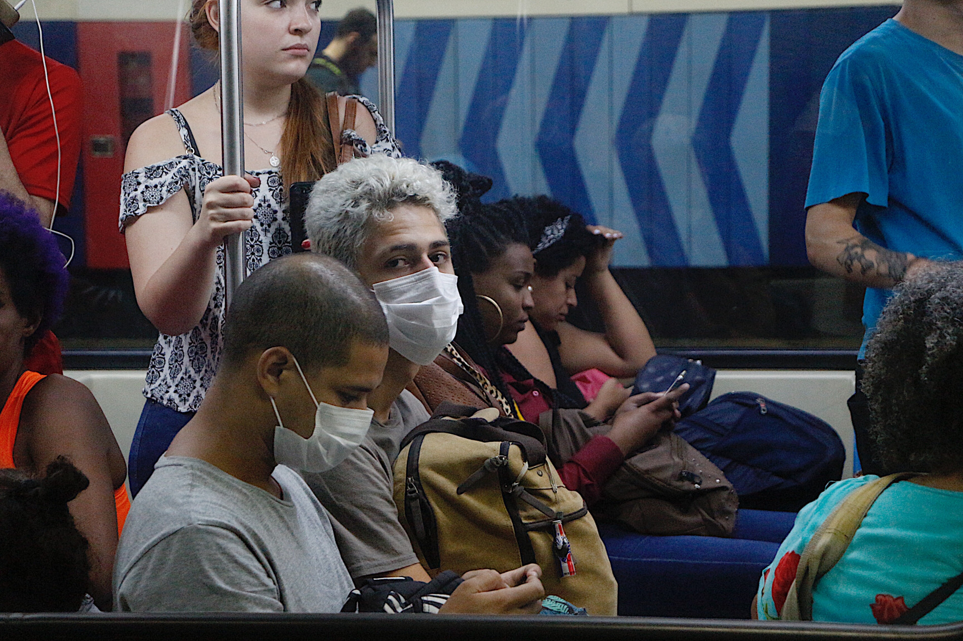  Movimenta....o de passageiros no Metr.. de S..o Paulo, nesta segunda feira (16. usam m..scaras de prote....o por conta de casos confirmados de infectados do Coronavirus no pa..s.
    