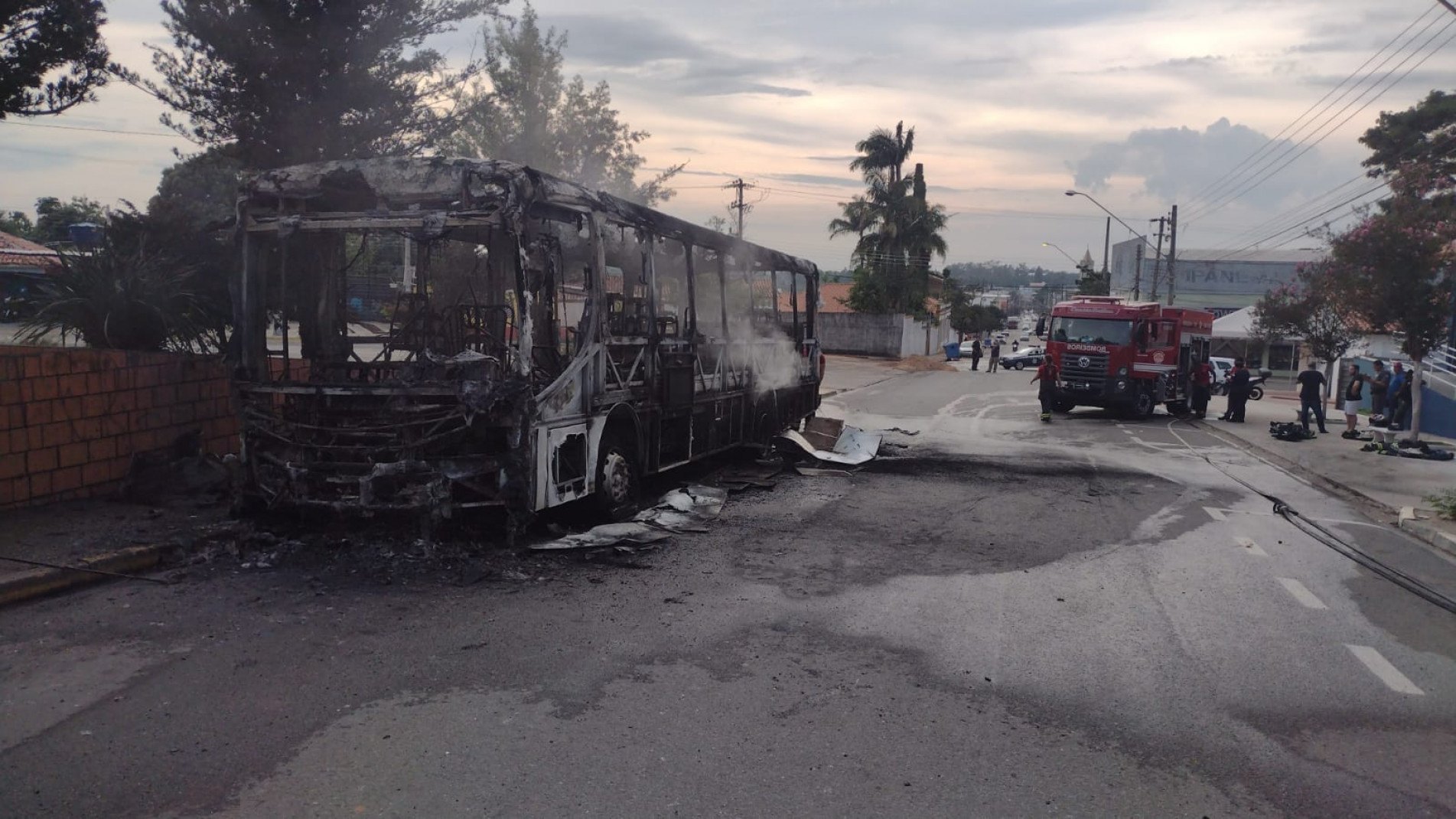Ônibus ficou totalmente destruído