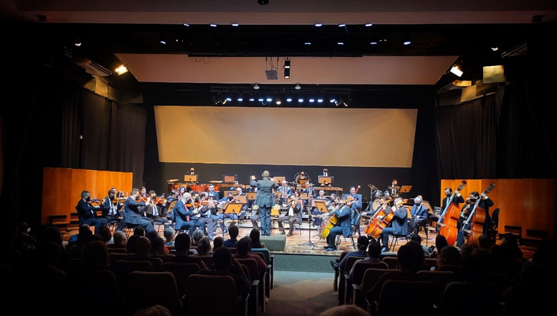 Orquestra Sinf&ocirc;nica de Sorocaba sob reg&ecirc;ncia do maestro Eduardo Pereira na estreia da temporada 2022. 