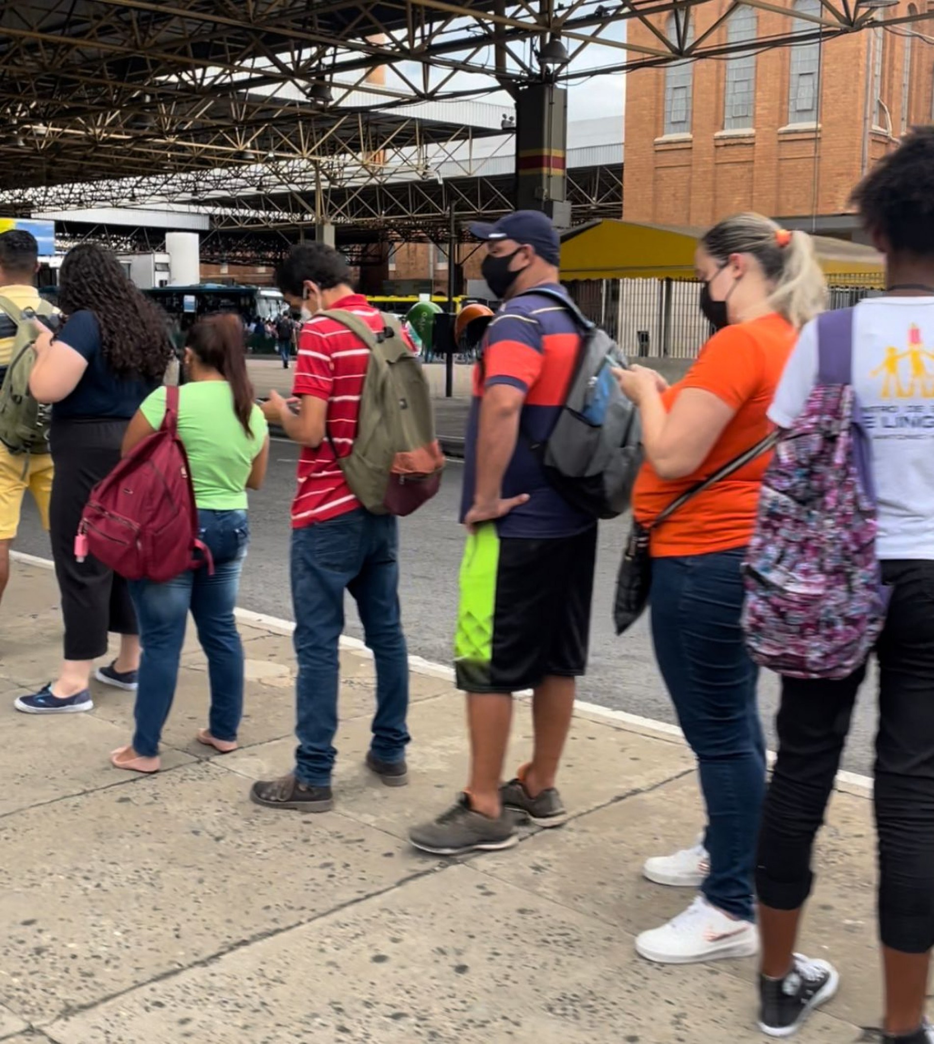 Passageiros reclamam de lotação e atraso