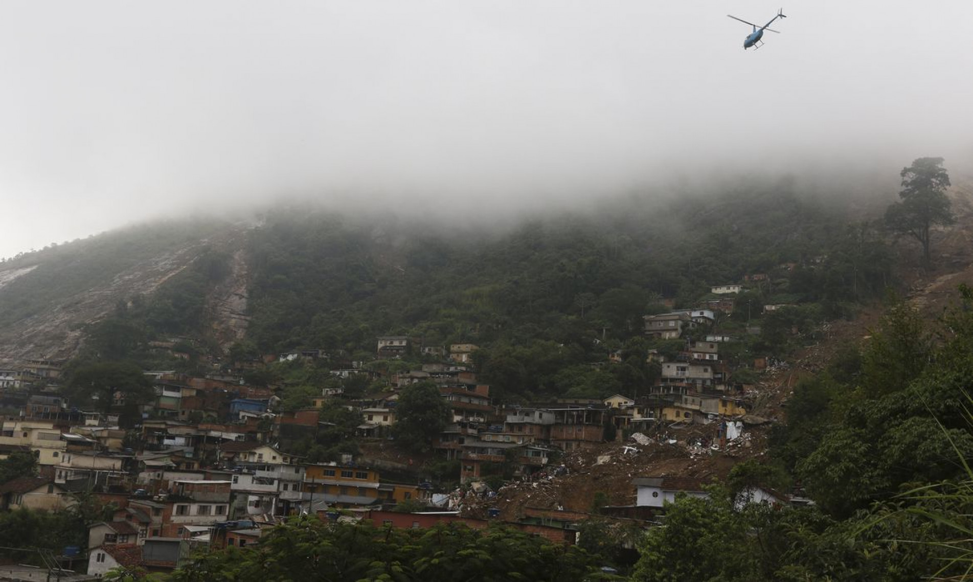  Bombeiros, moradores e volunt..rios trabalham no local do deslizamento no Morro da Oficina, ap..s a chuva que castigou Petr..polis, na regi..o serrana fluminense
    