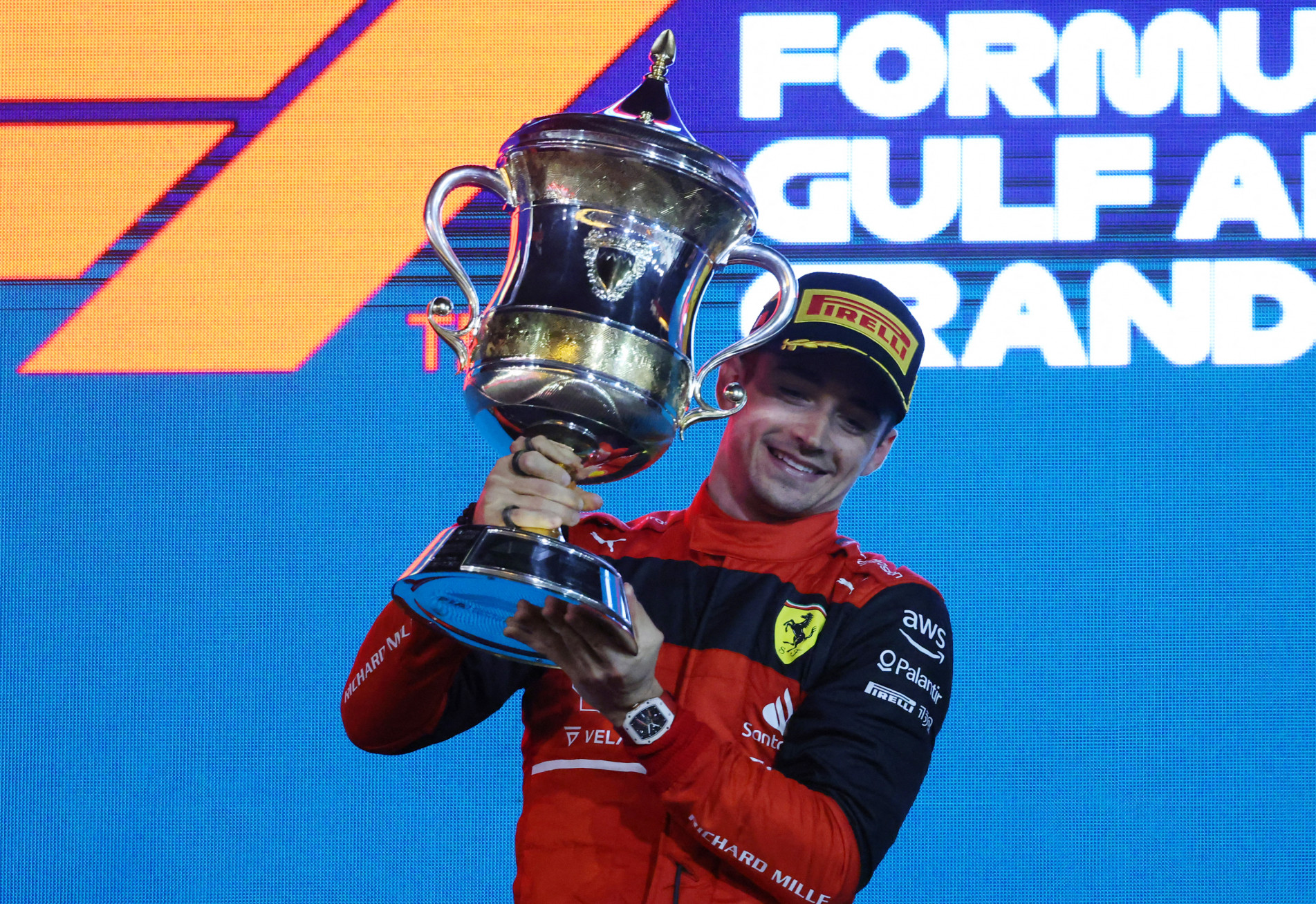 Com dobradinha da Ferrari, Leclerc vence GP do Bahrein de F1.