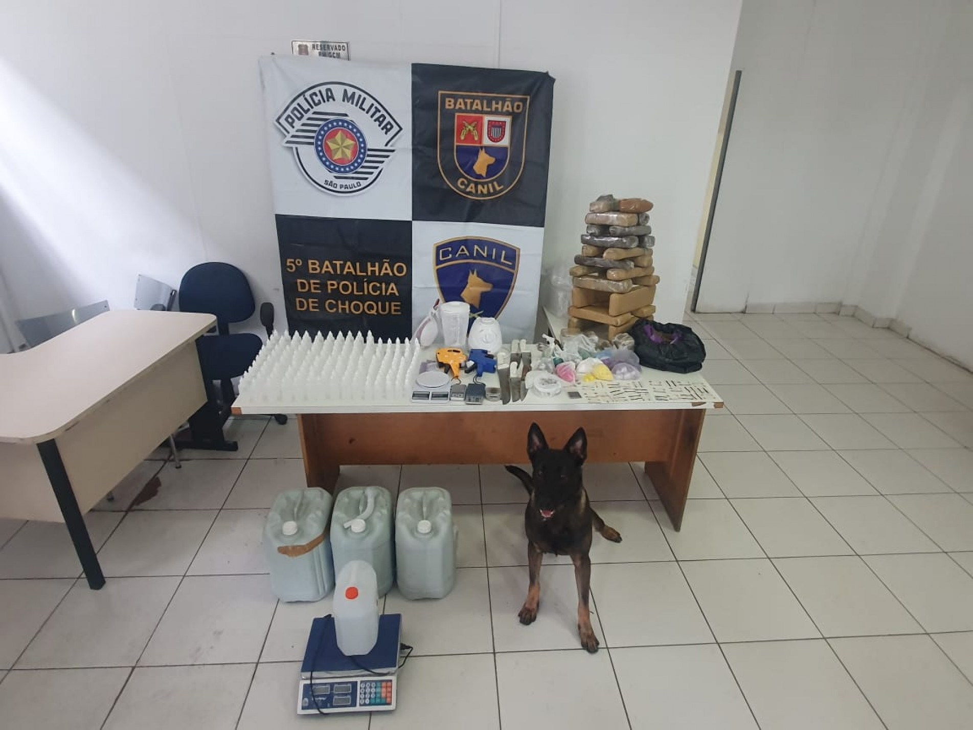 Além disso, também foram apreendidos outros objetos, como facas e balanças