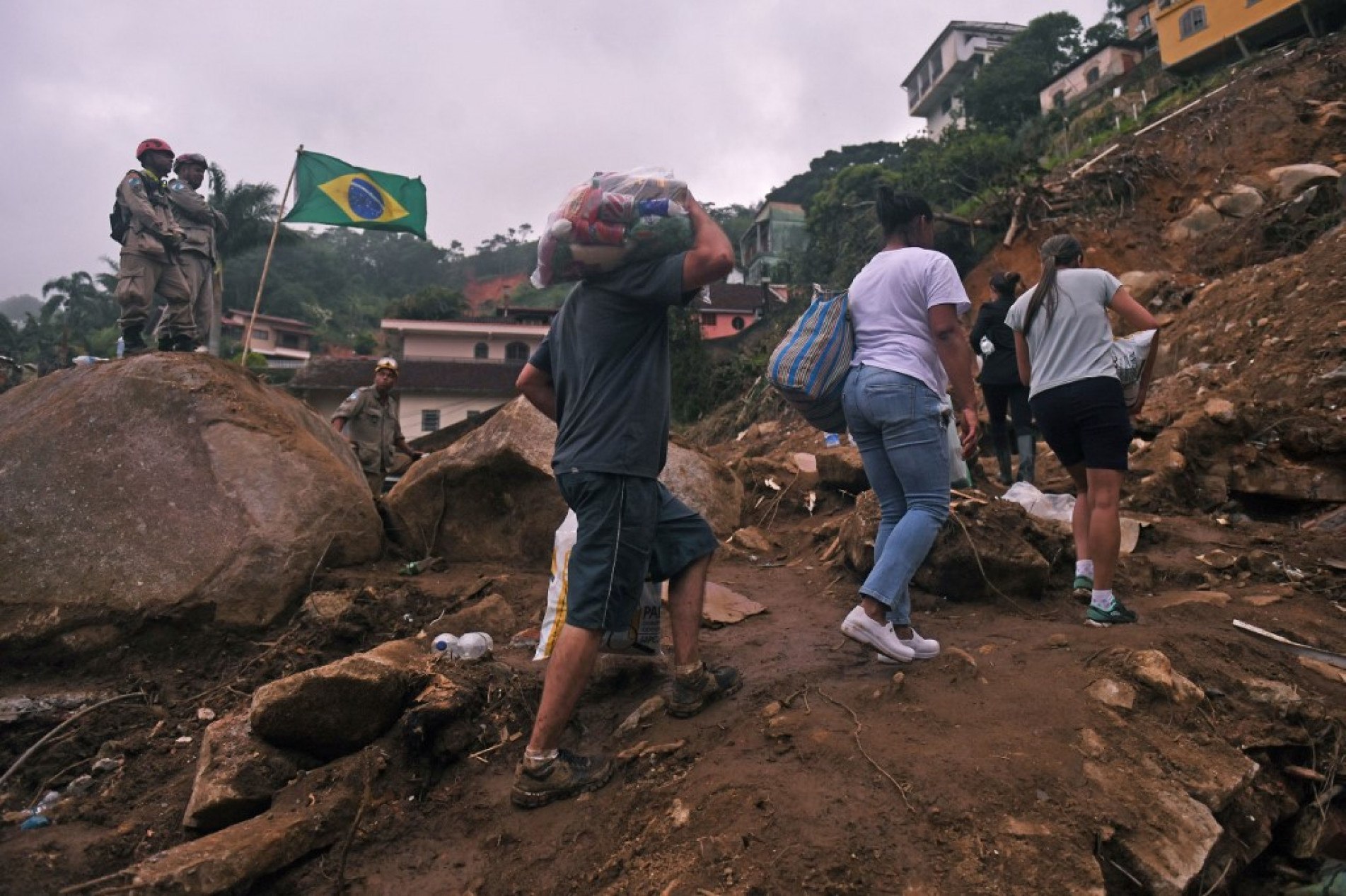 Defesa Civil e Corpo de Bombeiros atuam na busca por desaparecidos em Petrópolis.