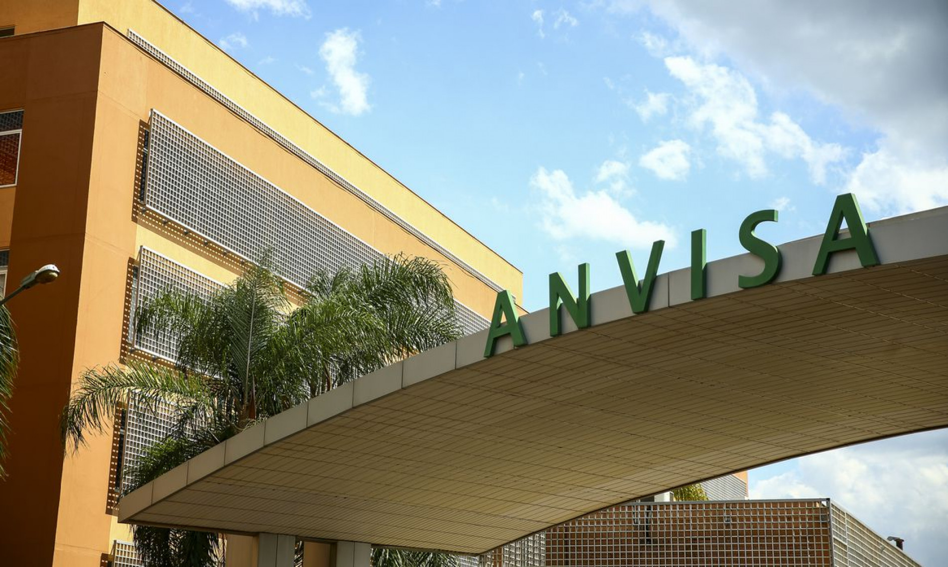  Fachada do edif&iacute;cio sede da Ag&ecirc;ncia Nacional de Vigil&acirc;ncia Sanit&aacute;ria (Anvisa)
    
