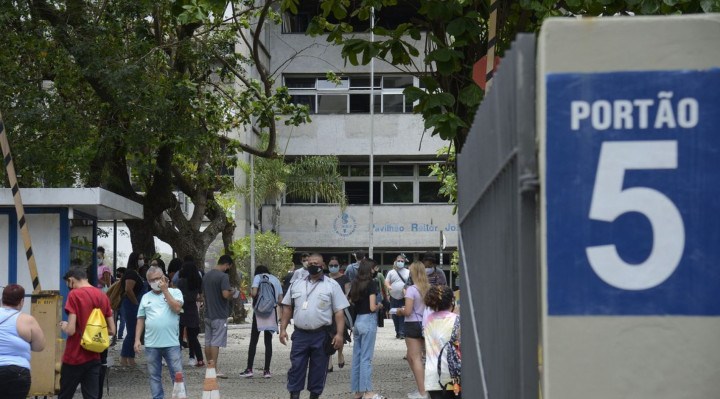 O Prouni seleciona candidatos para bolsas parciais e integrais em universidades particulares 