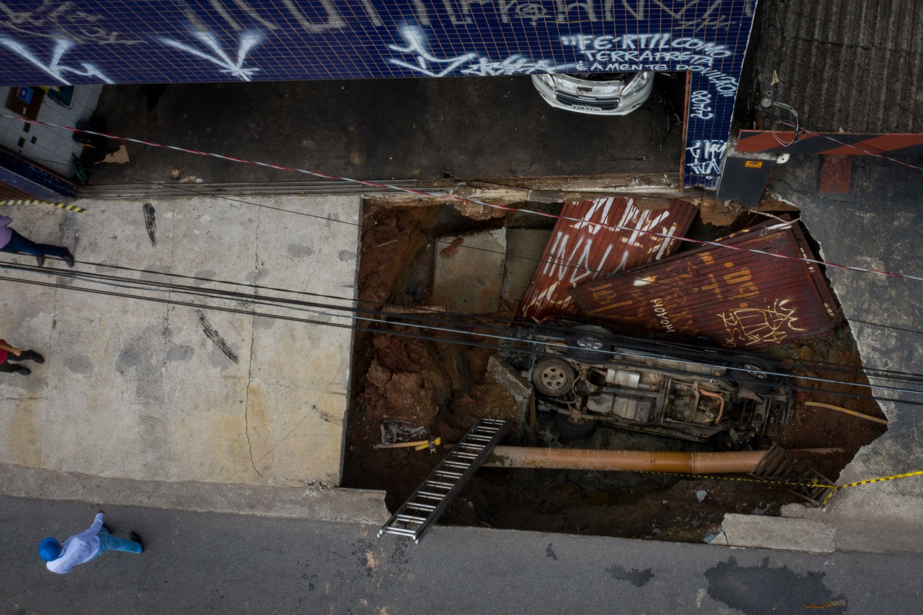 Moradores usaram uma escada para resgatar o motorista.