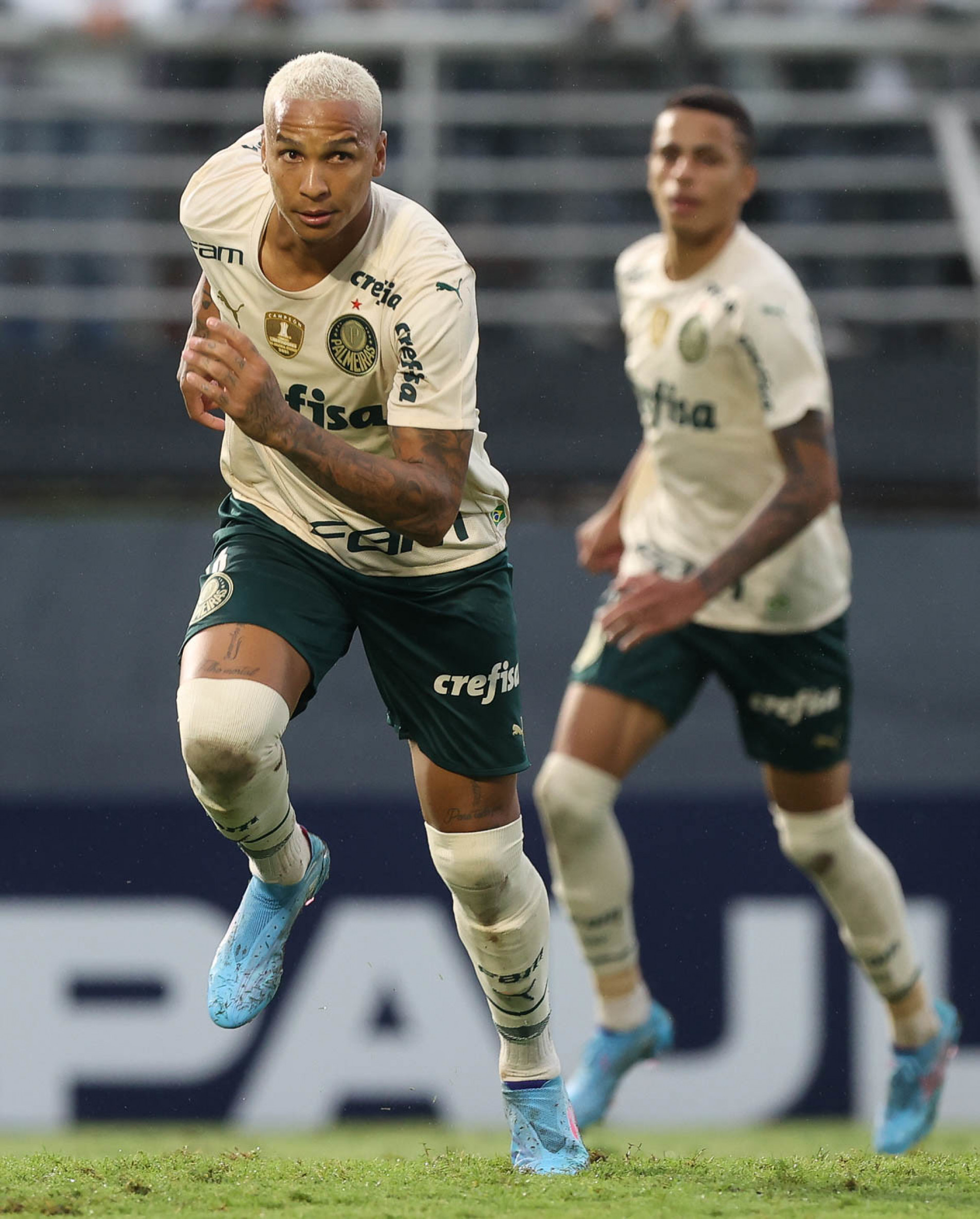 Atacante fez gol e foi expulso em dois minutos.