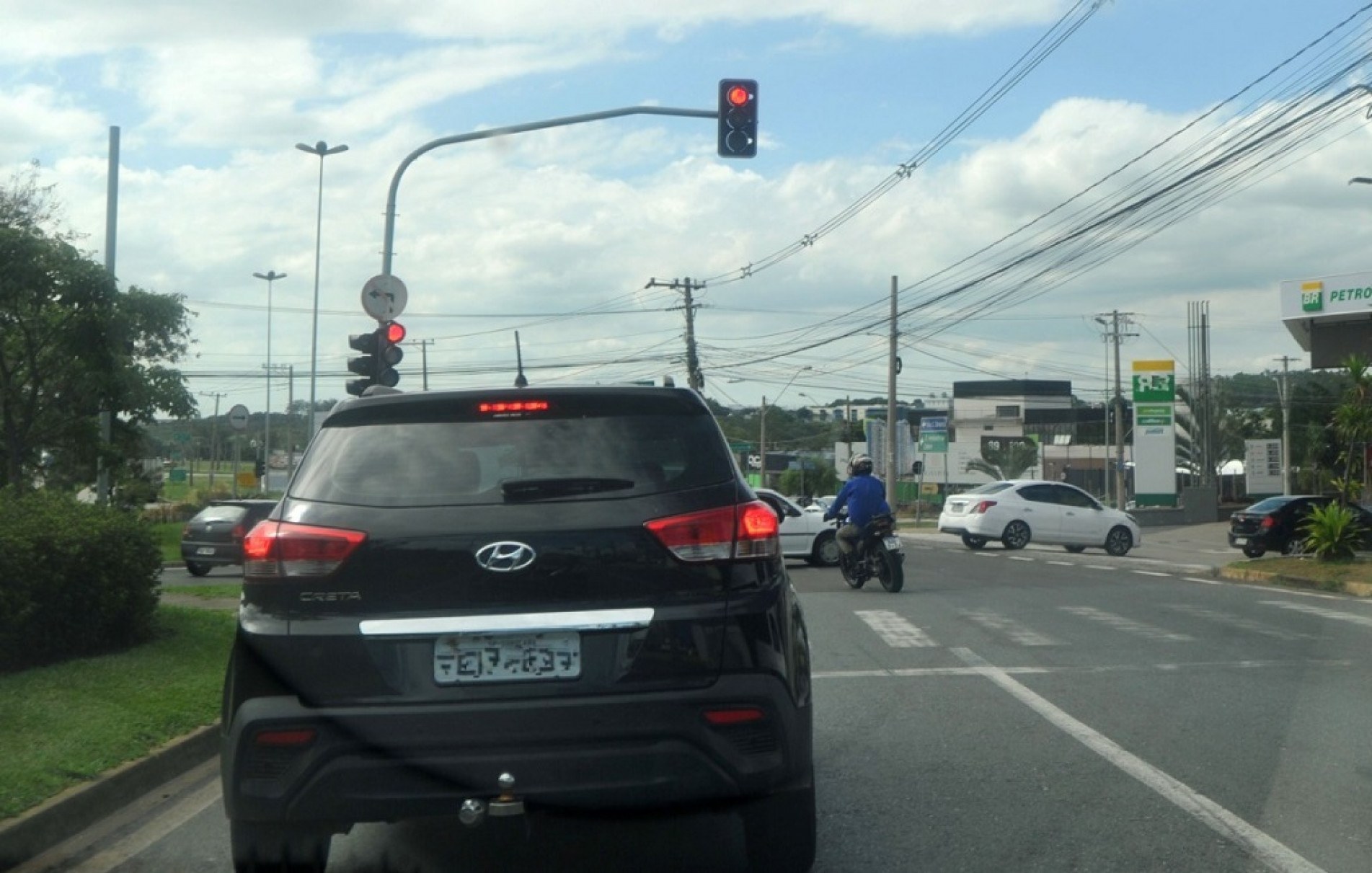 Motociclista comete infração considerada gravíssima em cruzamento
