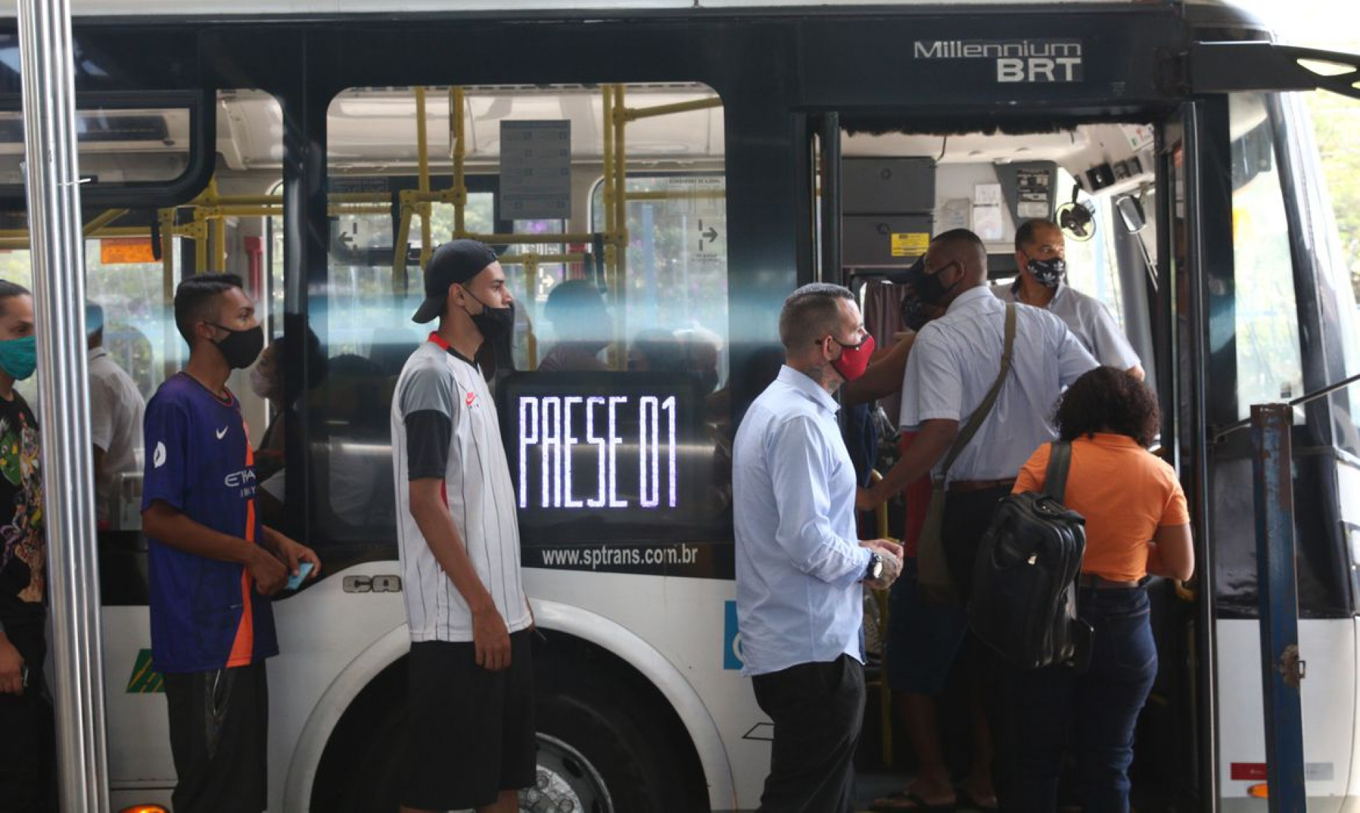  Paraliza....o de trabalhadores da Via....o Graja..
    
