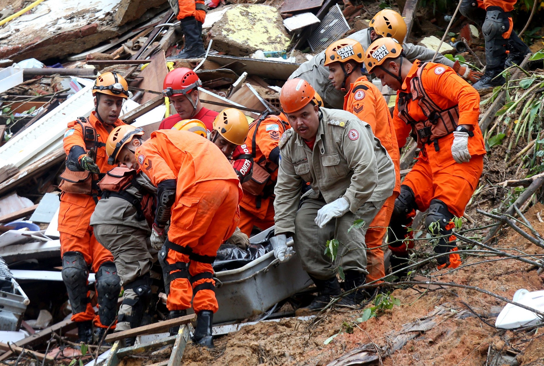 Bombeiros trabalham nas buscas por novas v&iacute;timas.