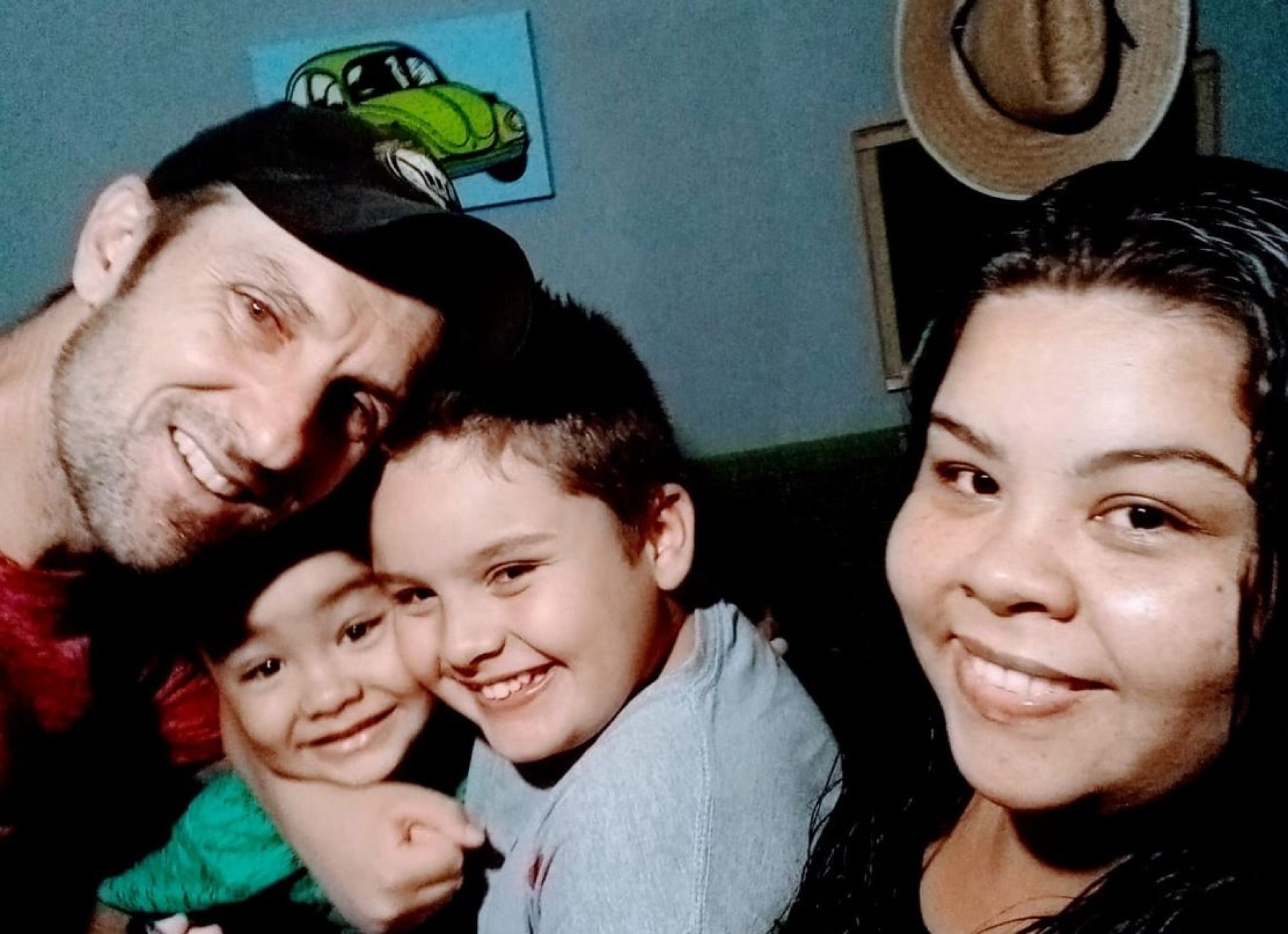 Renata, com o marido e seus dois meninos: 