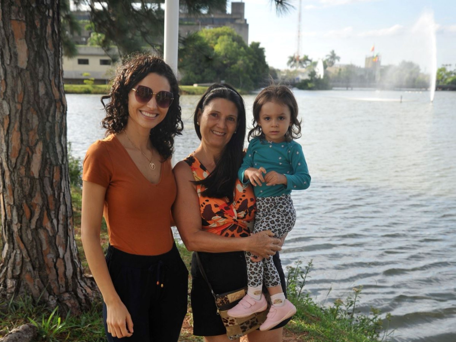 Andressa, Maria e a pequena Laura aproveitaram a tarde no parque do Paço.