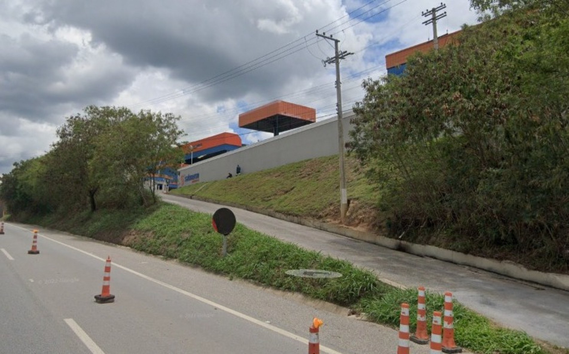 O homem foi baleado dentro da empresa