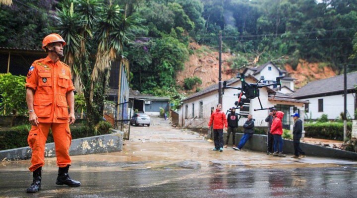  Bombeiros procuram quatro pessoas desaparecidas em Petr&oacute;polis 