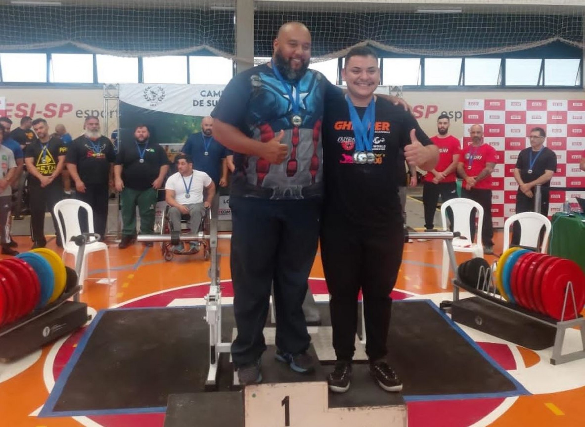 Atleta (dir). ganhou uma medalha de ouro e duas de prata.