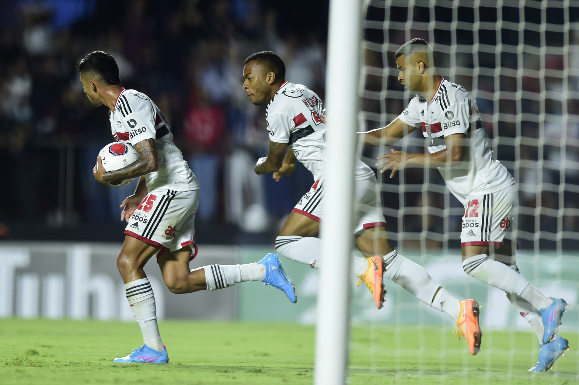 Rodrigo Nestor marcou o gol da virada do Tricolor aos 19 minutos do segundo tempo.