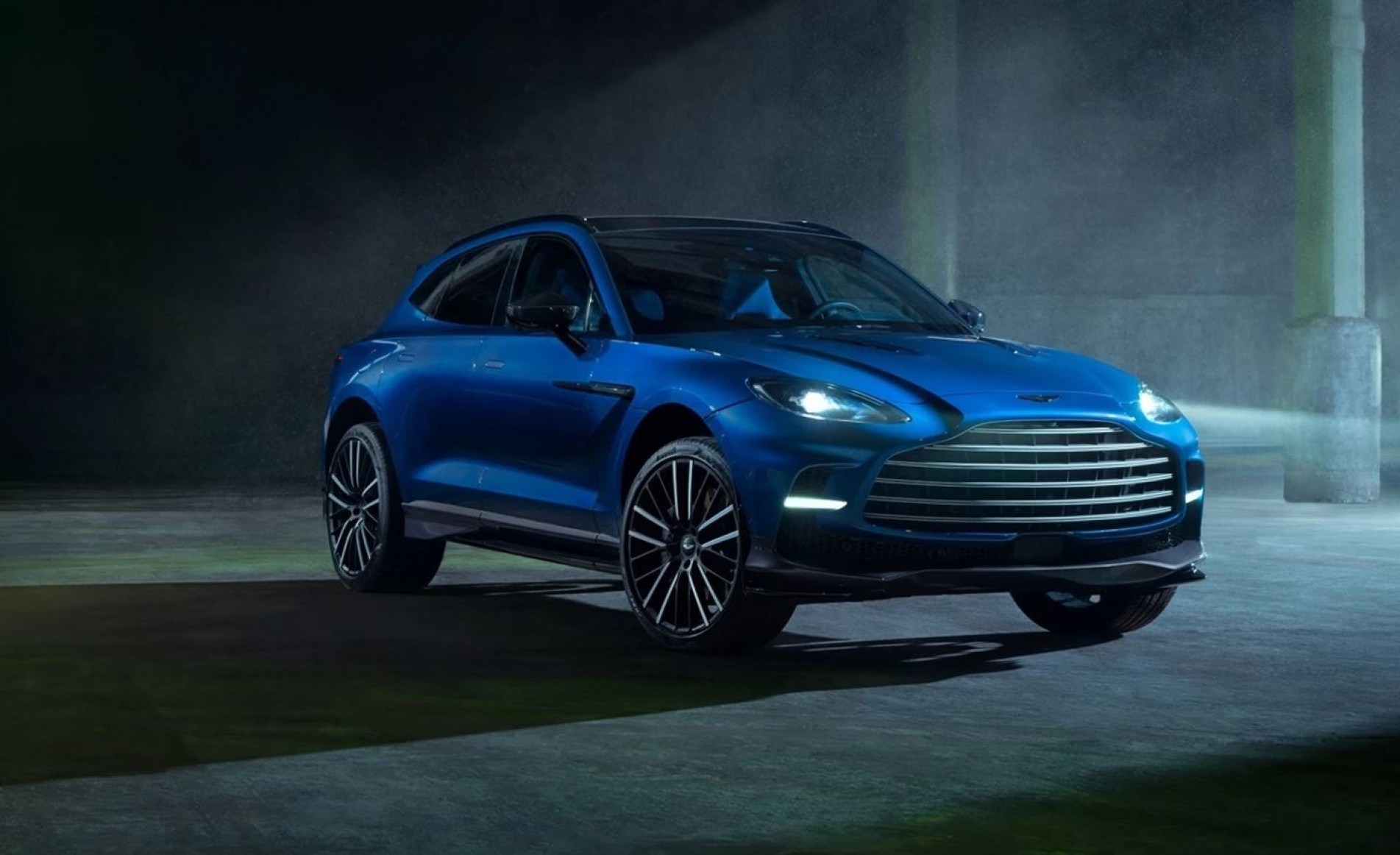 O SUV DBX será o carro-chefe da operação no Brasil.