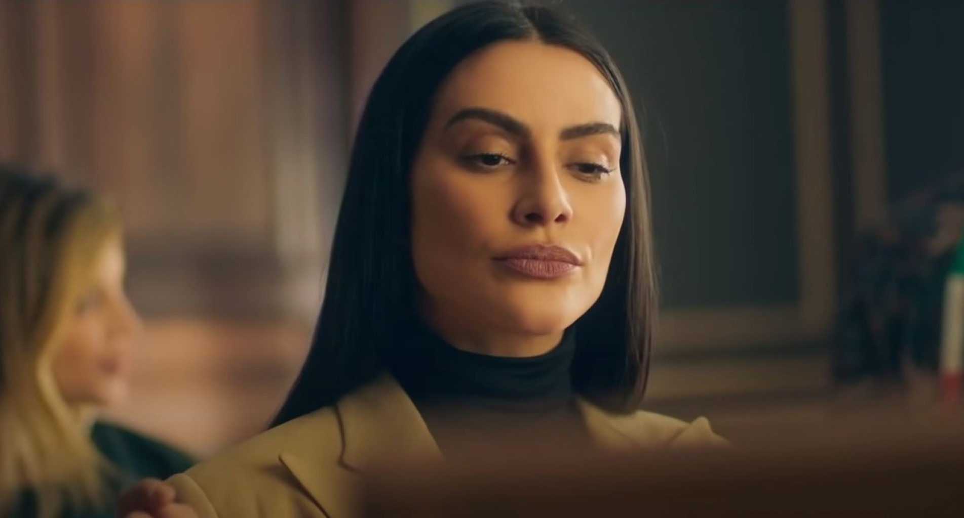 Cleo Pires é uma funcionária da Polícia Civil em 