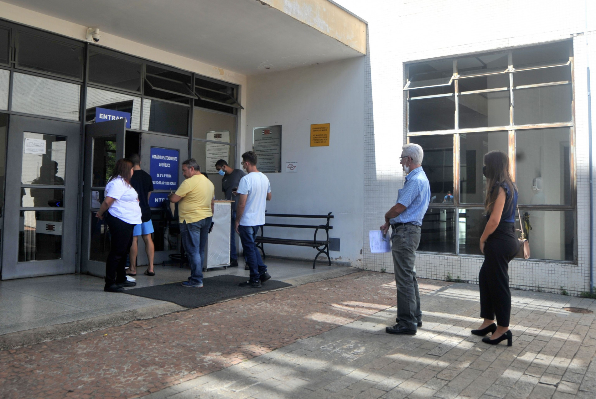 Ontem (23), pessoas ainda usavam máscara para entrar no Fórum de Sorocaba.