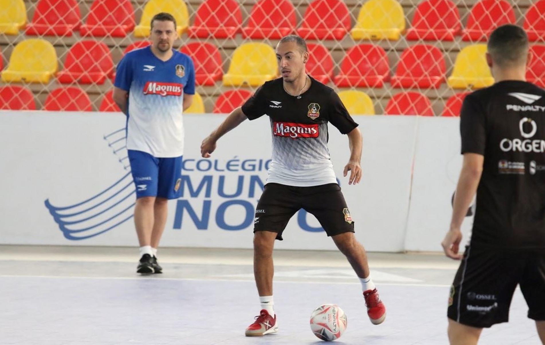 Ricardinho (ao fundo) terá três desfalques.