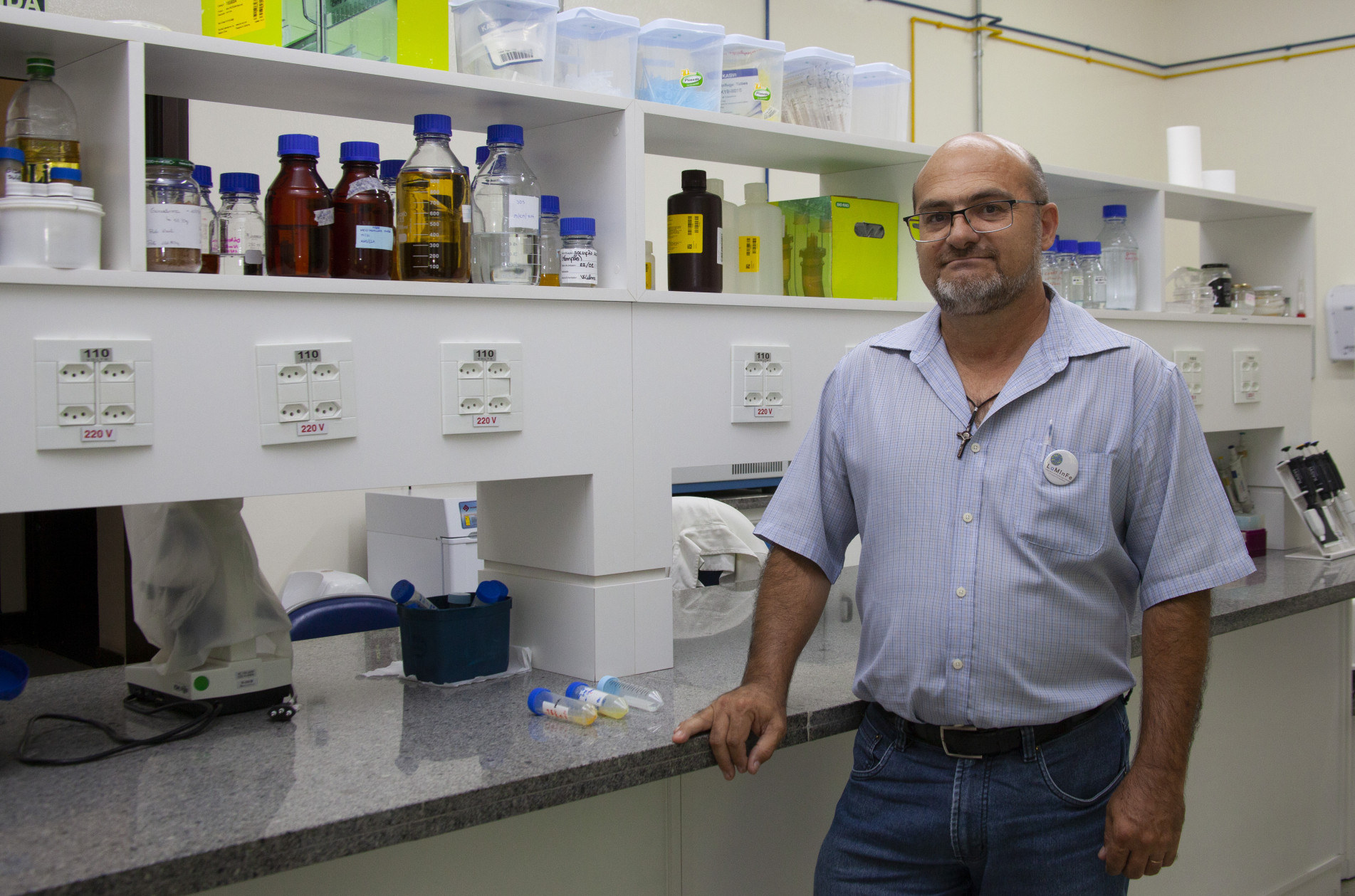 O pesquisador Paulo Sergio Salmazo, no Laboratório de Microbiologia Industrial e Processos Fermentativos (LaMinFe) da Uniso