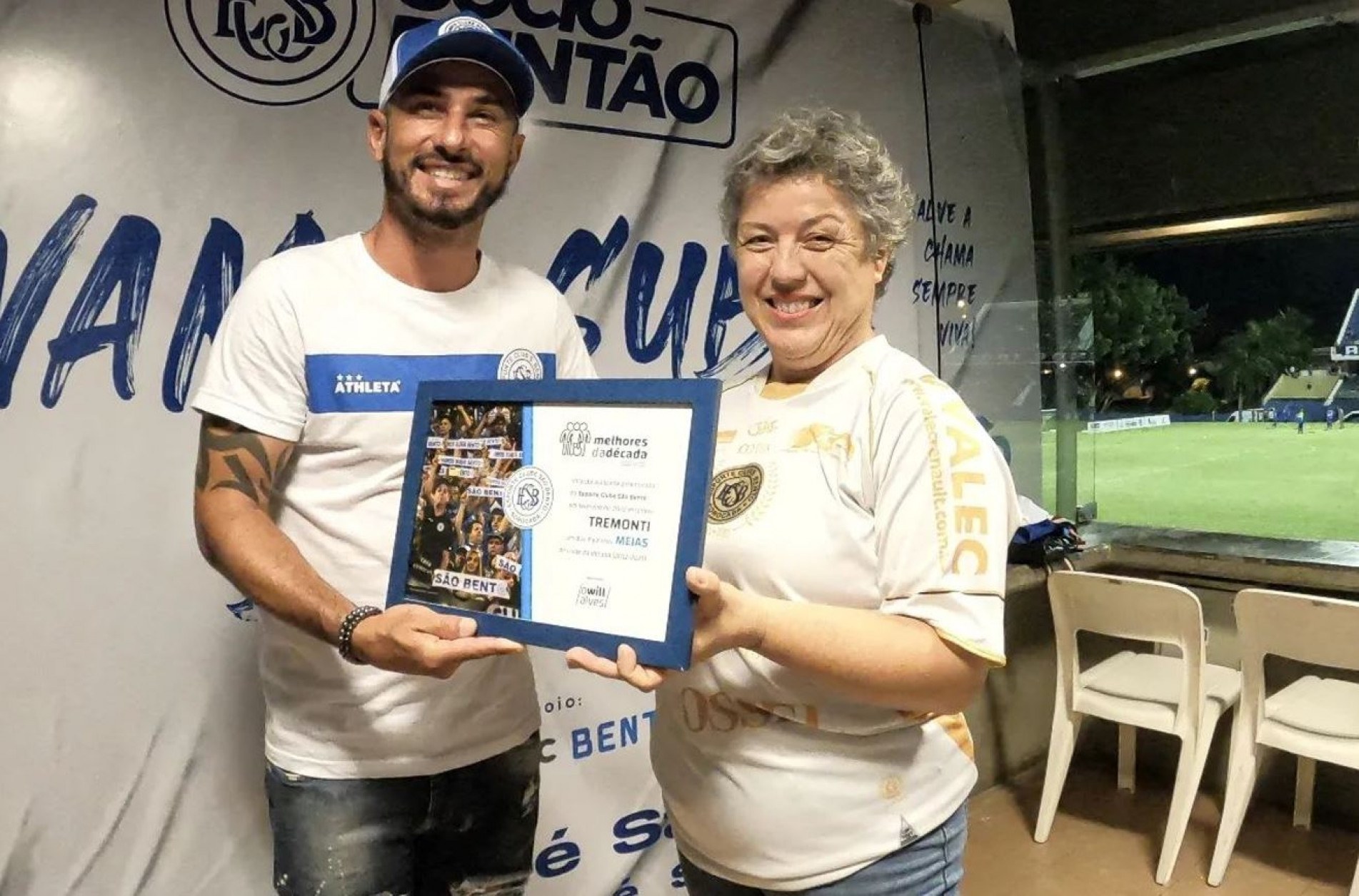 O ex-meia Tremonti e o técnico Paulo Roberto Santos já autografaram camisa que será rifada.