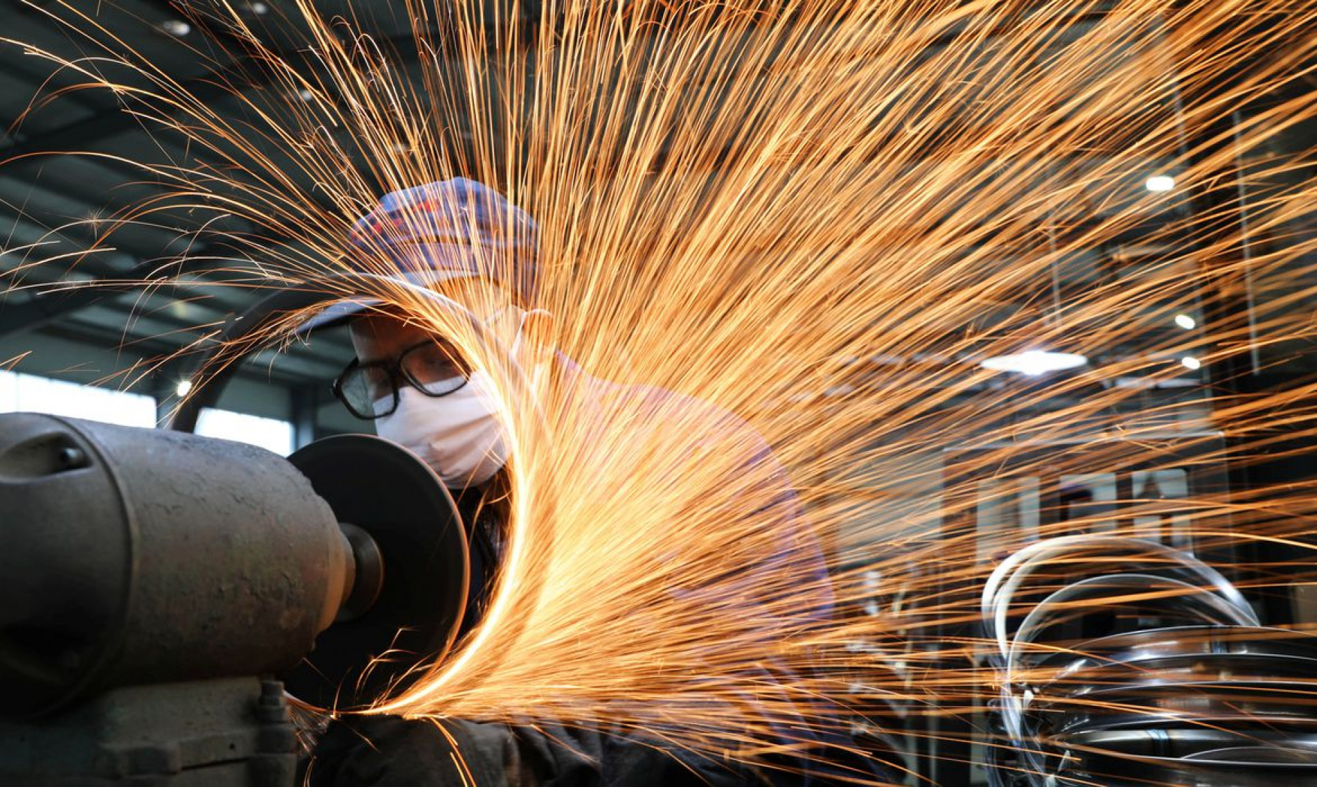  Homem usando m..scara de prote....o trabalha numa usina sider..rgica. 2/3/2020. China Daily via REUTERS
    