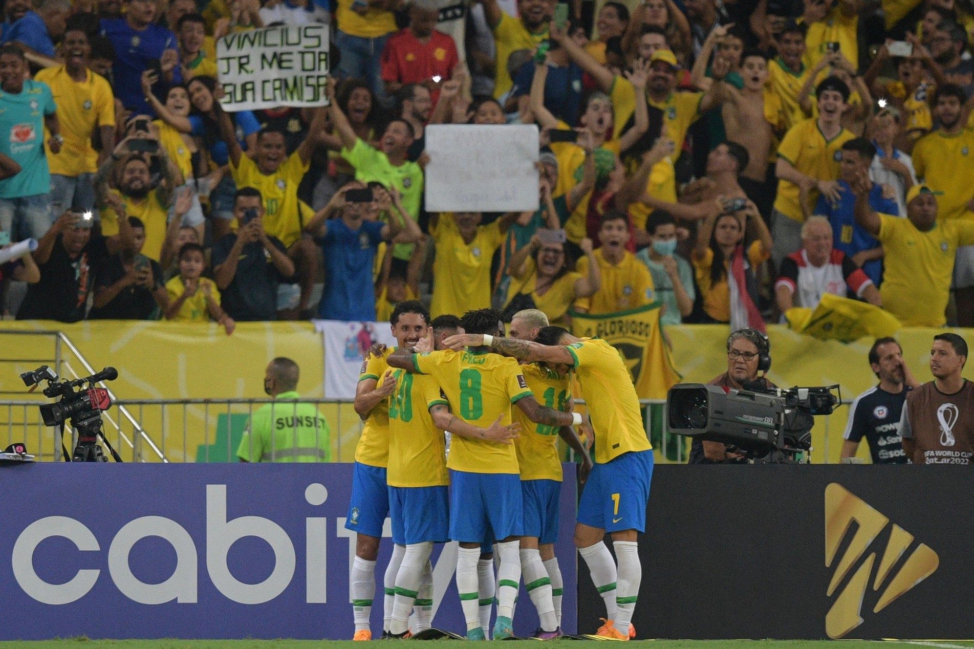 Os quase 70 mil torcedores que lotaram o estádio saíram felizes com o resultado.