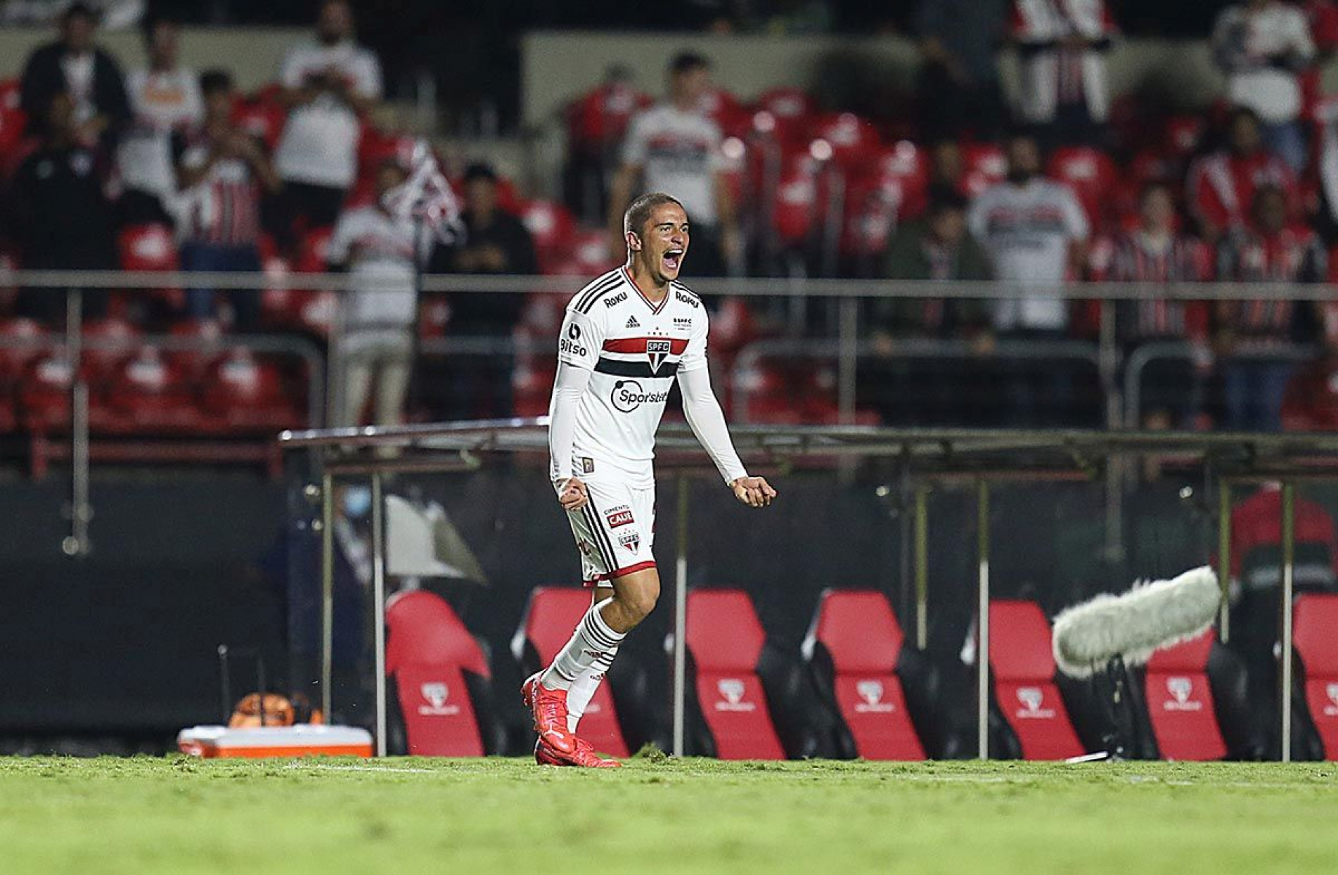 O volante Pablo Maia.